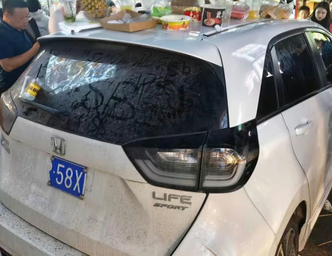 离谱至极！石家庄正定夜市双标现场：外地车误停被砸，豪车滞留却被当“祖宗”供着