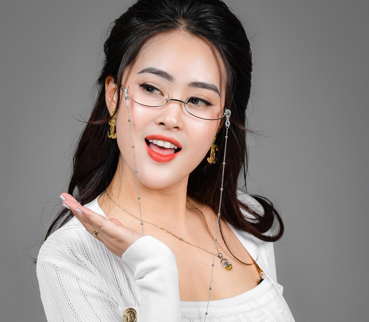 🕶️轻熟氛围感｜链条眼镜 + 红唇妆容，解锁知性贵气风