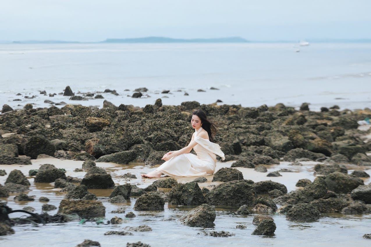 礁石与海风光影｜白裙少女｜解锁海边清冷风📸