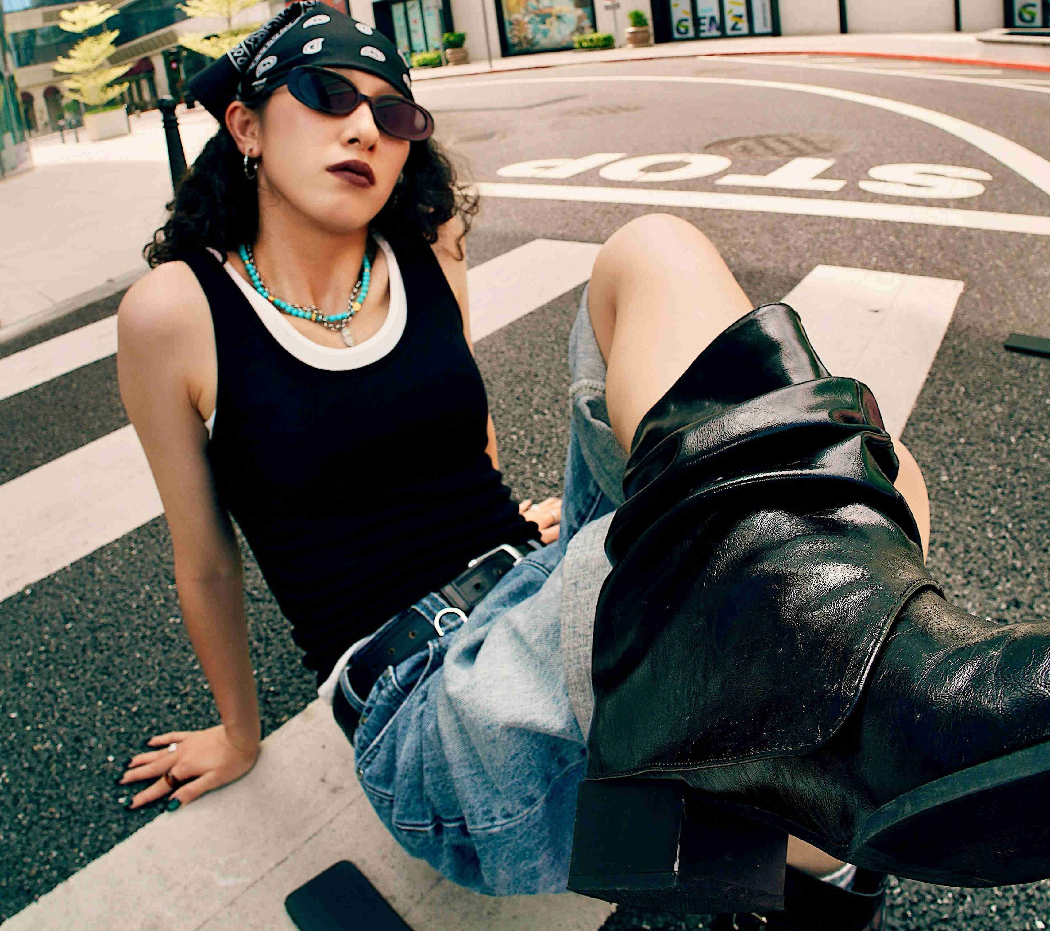 🛹个性辣妹风｜躺街耍帅 / 叉腰比耶 / 抱头歪坐，解锁不羁气质