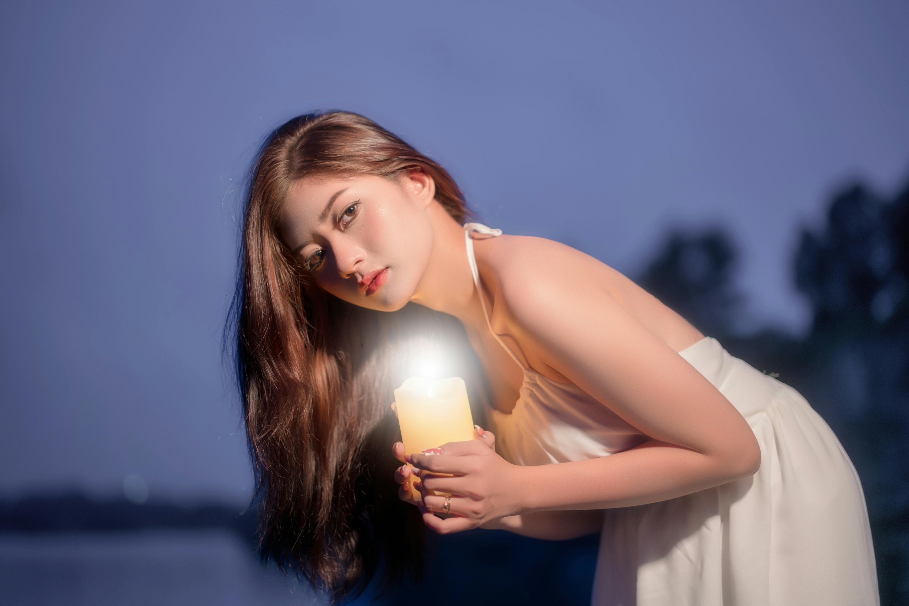 🌙 暮色里，她是湖面上唯一的光