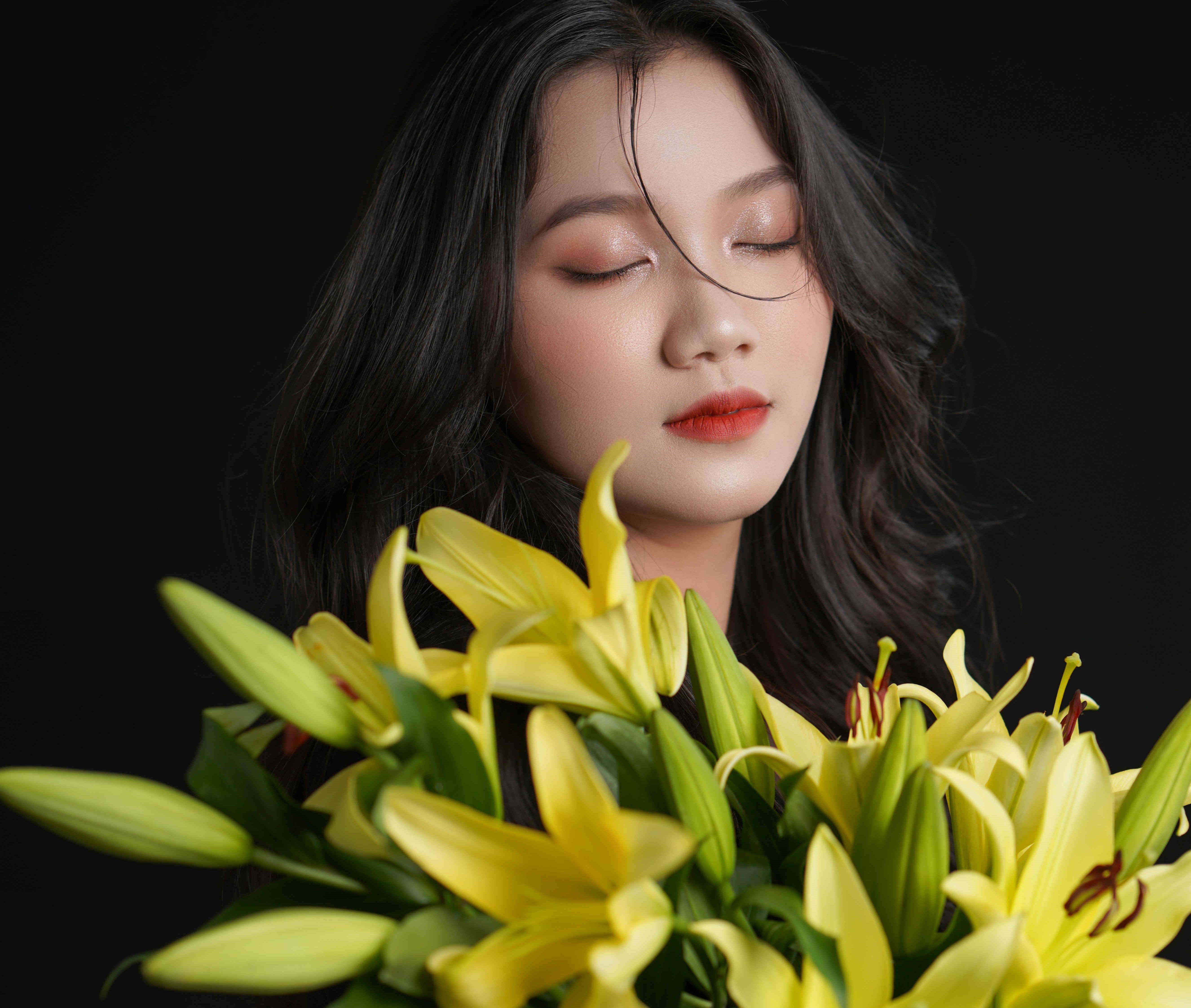 🖤 暗调光影裹着柔艳，百合与西装撞出反差，自带故事感的大片来啦！