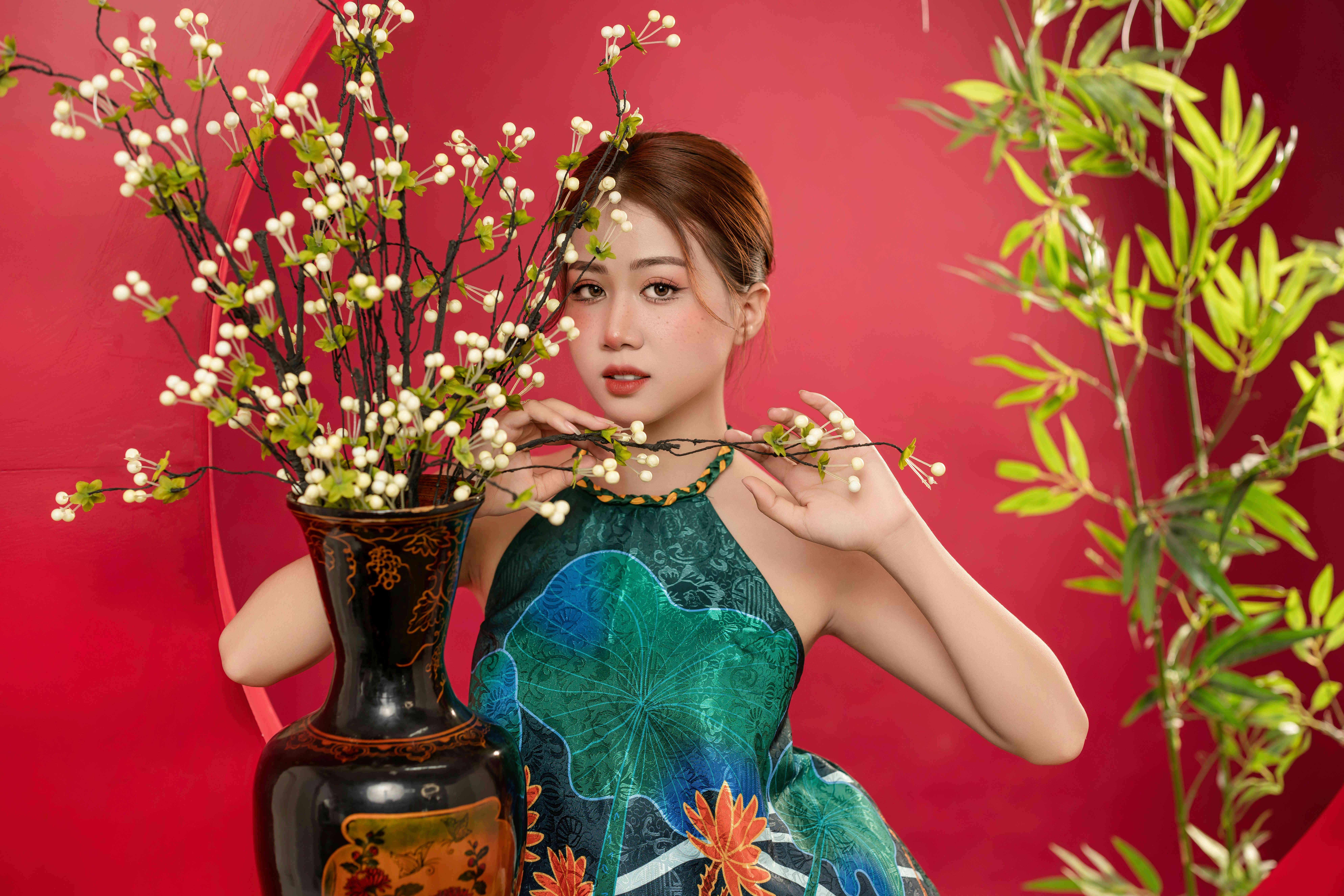 🏮 绿裙裹着古韵，团扇藏着温柔，自带故事感的新中式大片来啦！