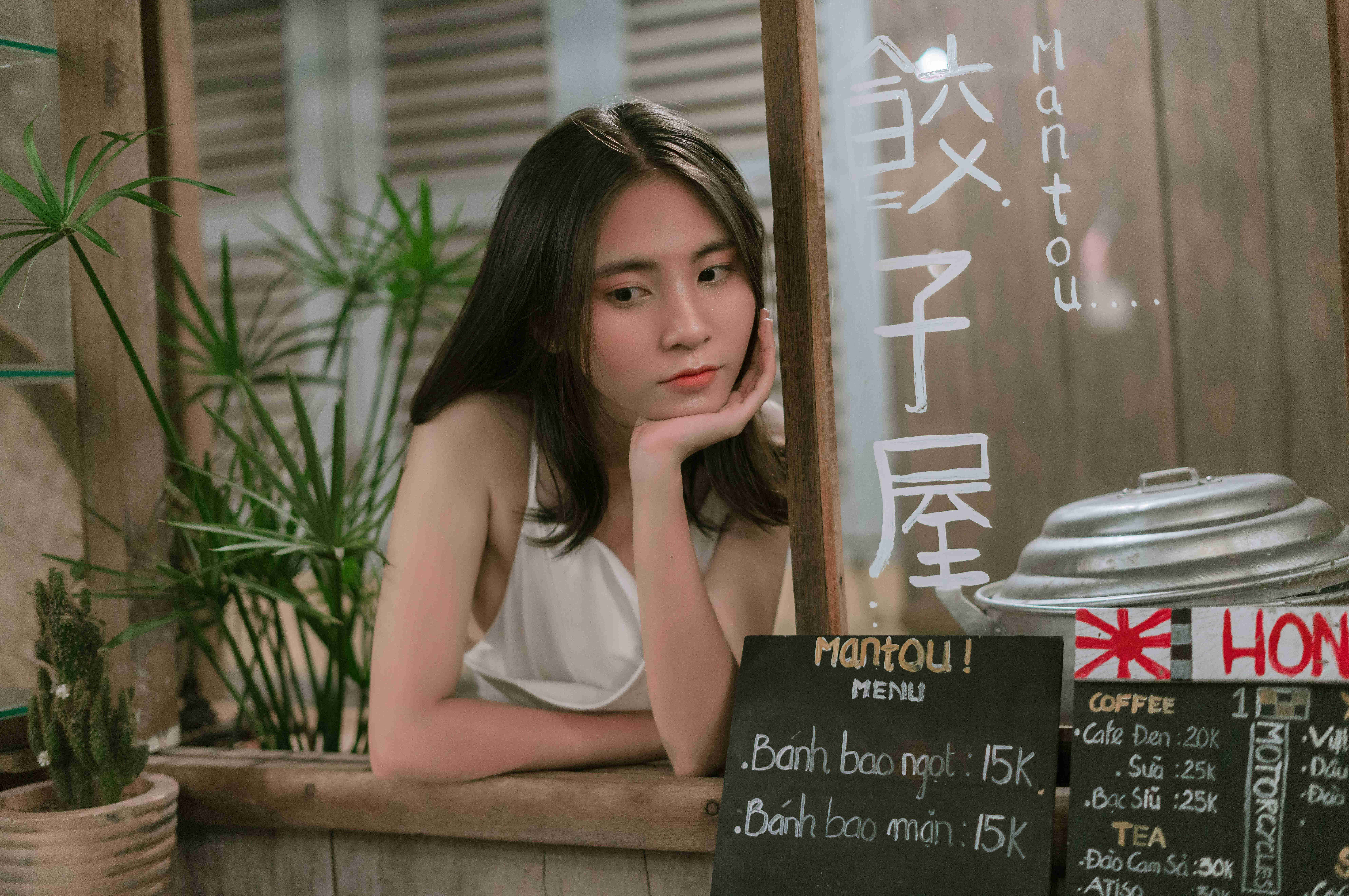 🌧️ 雨巷微光映白裙，透明伞下藏温柔