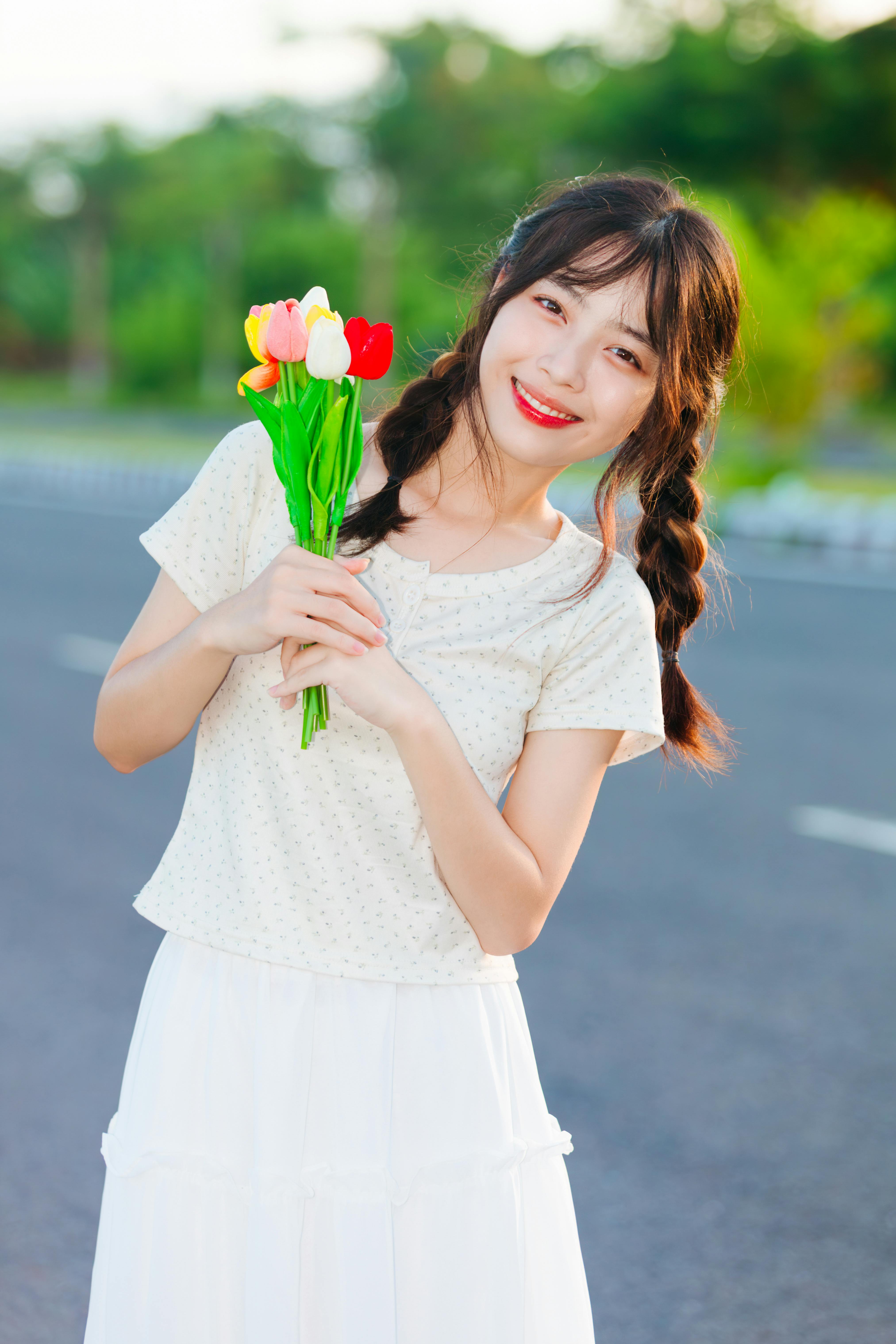 🌷 夏日元气少女｜白裙与郁金香，是自带治愈感的日系甜妹写真