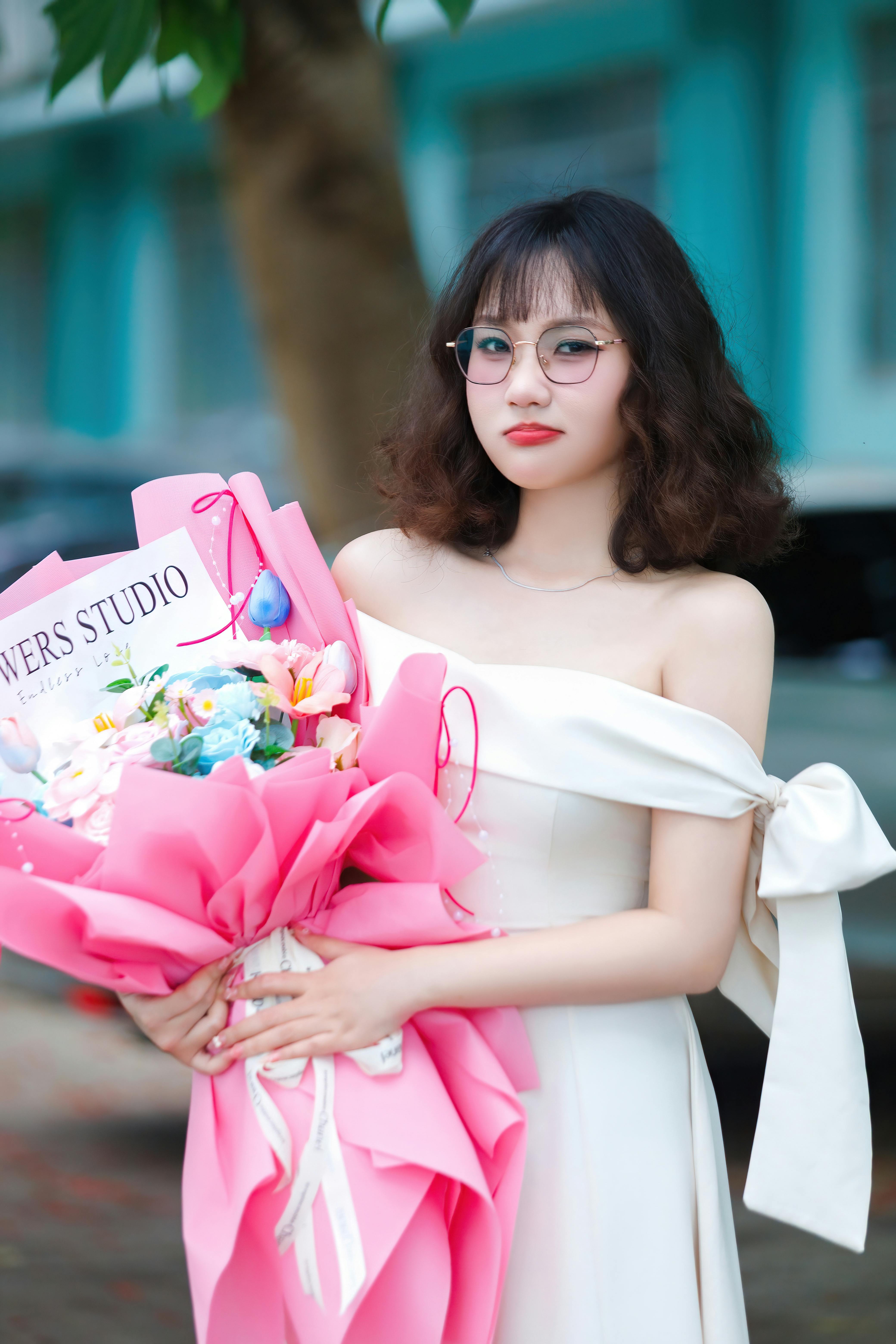 🌸 校园毕业写真｜白裙粉花束｜自带柔光滤镜的青春大片