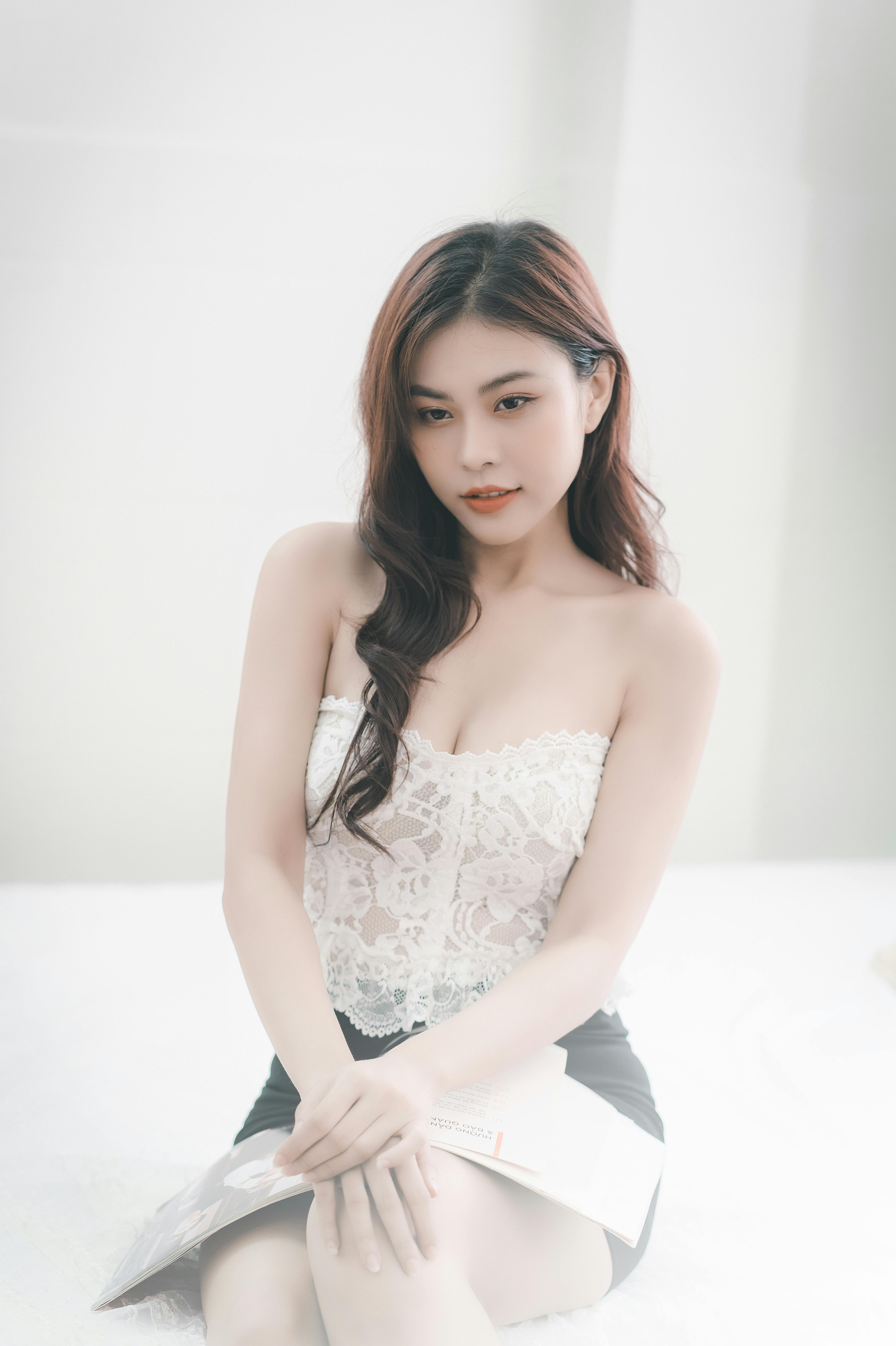🤍低饱和光影写真｜白蕾丝 + 黑西装｜把轻熟的松弛感拉满