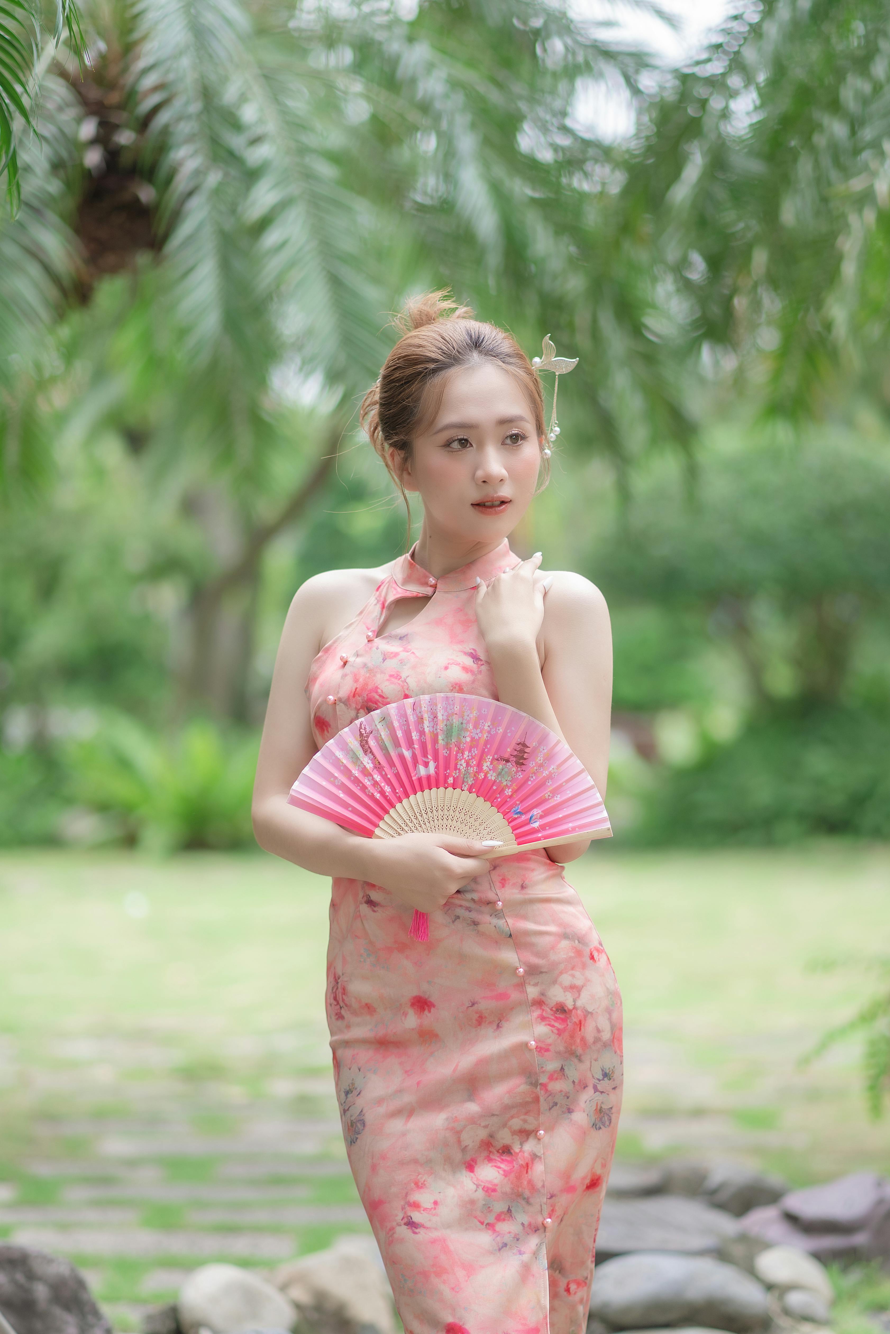 🍑粉调改良旗袍写真｜挂脖款水墨印花｜自带柔焦滤镜的东方韵味