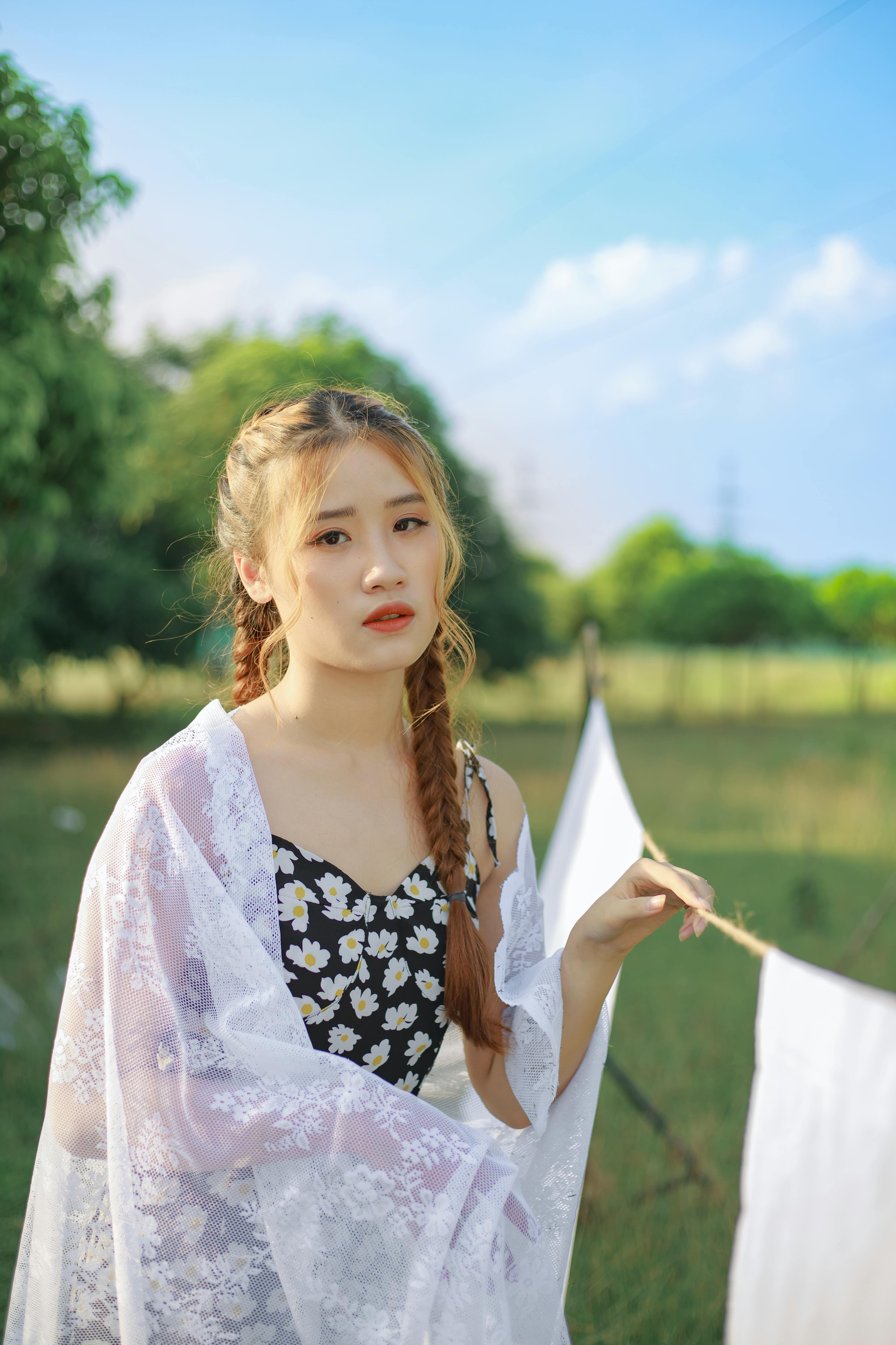 🌼 雏菊吊带裙｜蕾丝白纱与微风｜自带夏日滤镜的森系少女
