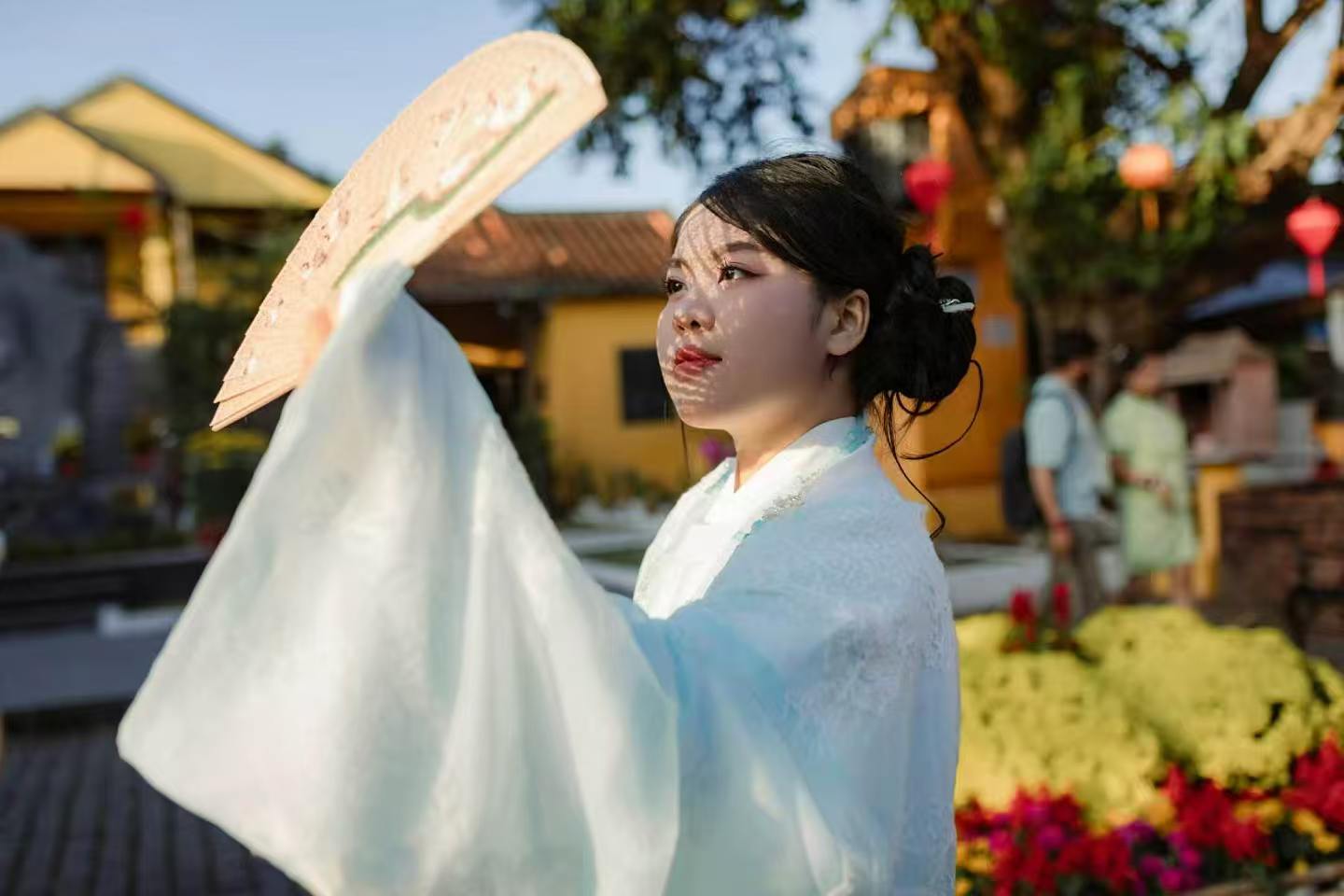 古巷蓝衫少女｜一扇门，一把扇，藏着时光里的温柔诗意