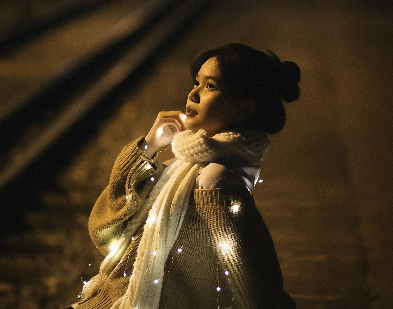 深夜铁轨夜景｜暖光胶片人像｜藏起独处的温柔氛围感