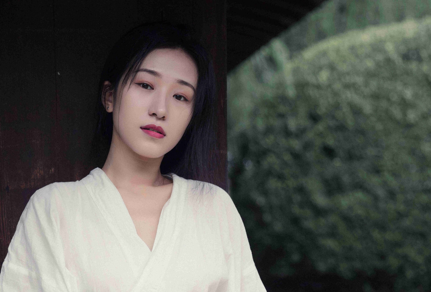 新中式园林人像｜素白收腰长袍｜亭台水榭自带故事感的清冷时刻