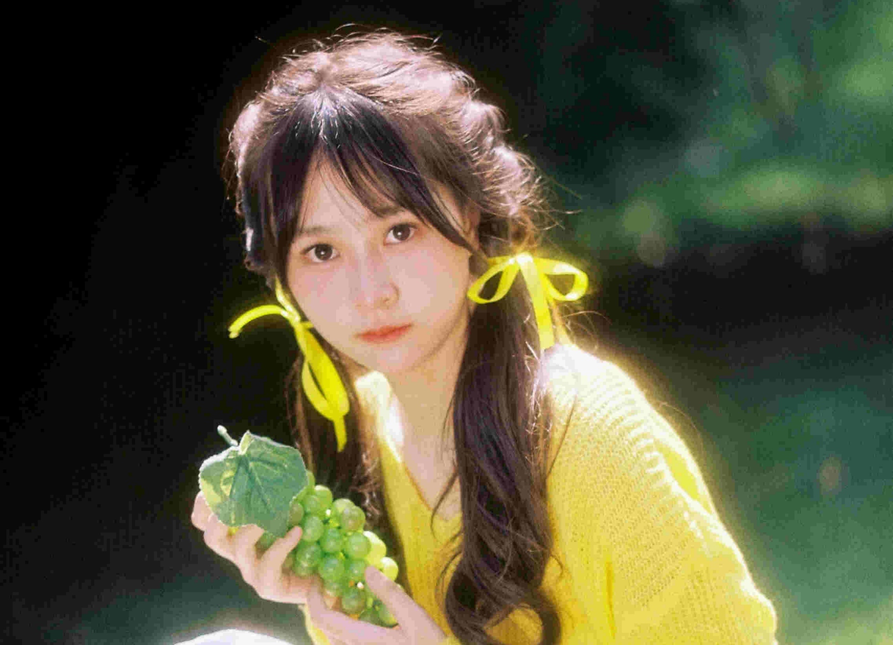 森系清新抓拍｜亮黄毛衣 + 藤编野餐篮｜柔光里像柠檬汽水一样甜