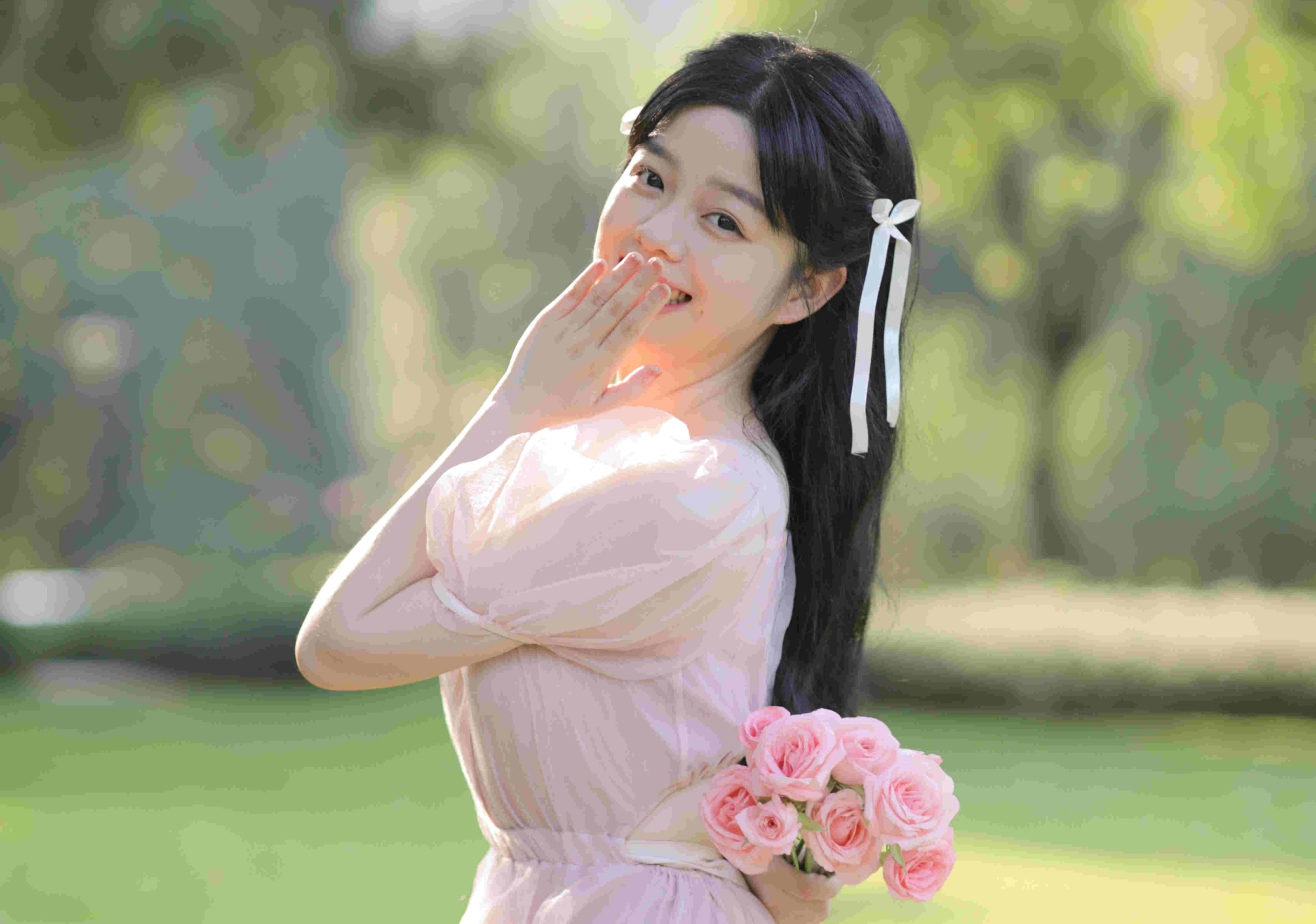 夏日浪漫氛围感快照｜淡粉欧根纱裙｜花园与窗棂间自带柔光滤镜