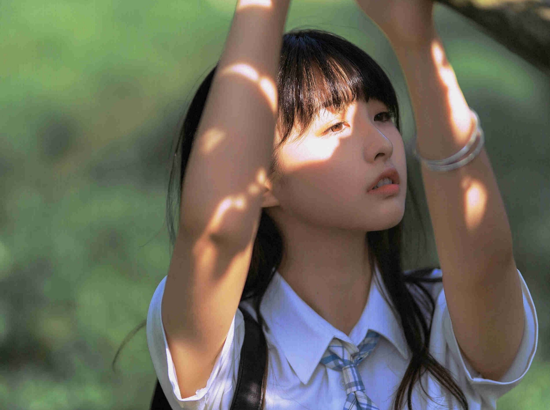 林间 JK 氛围感快照｜白衬衫格裙｜透过树叶的光斑里的甜妹瞬间