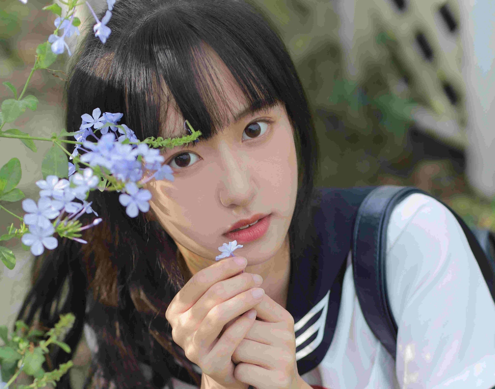 复古巷弄抓拍｜藏青水手服 + 藤编车筐｜被阳光和花香包裹的青春镜头