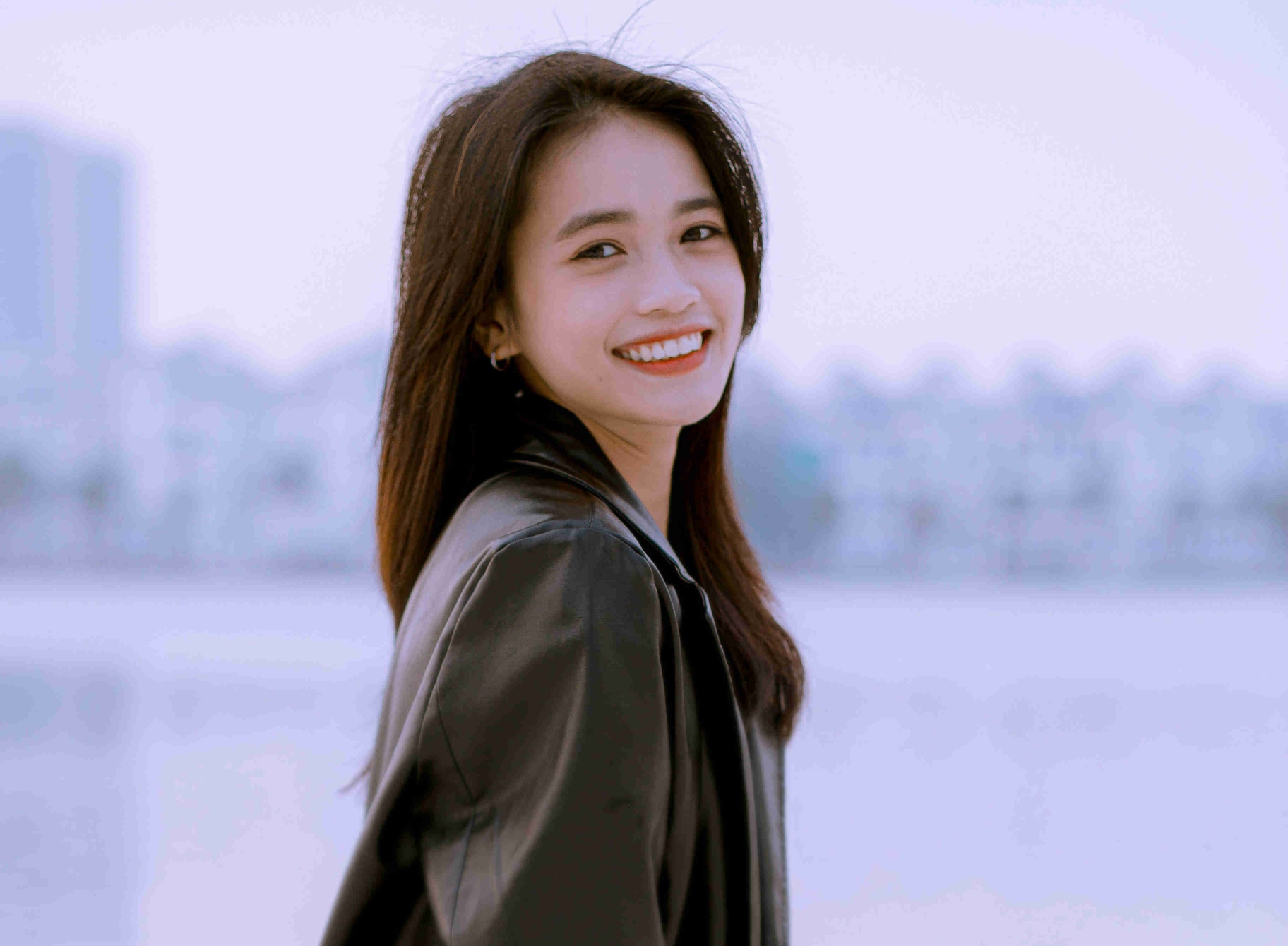 白沙滩情绪氛围感抓拍｜黑皮靴 + 蕾丝内搭｜甜酷御姐海边胶片