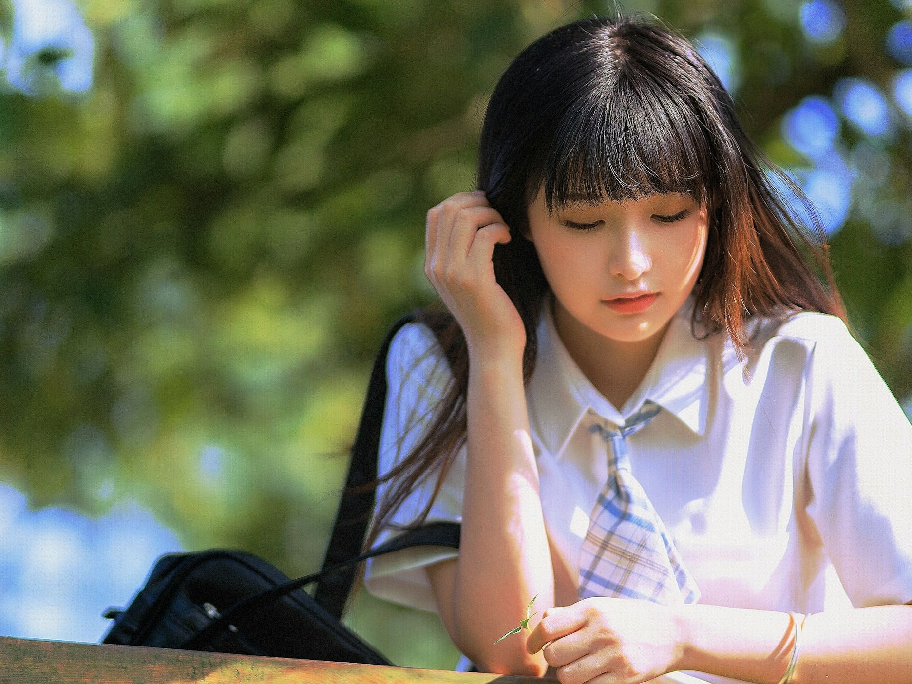 被阳光偏爱的青春｜在绿意里，遇见少女的清甜