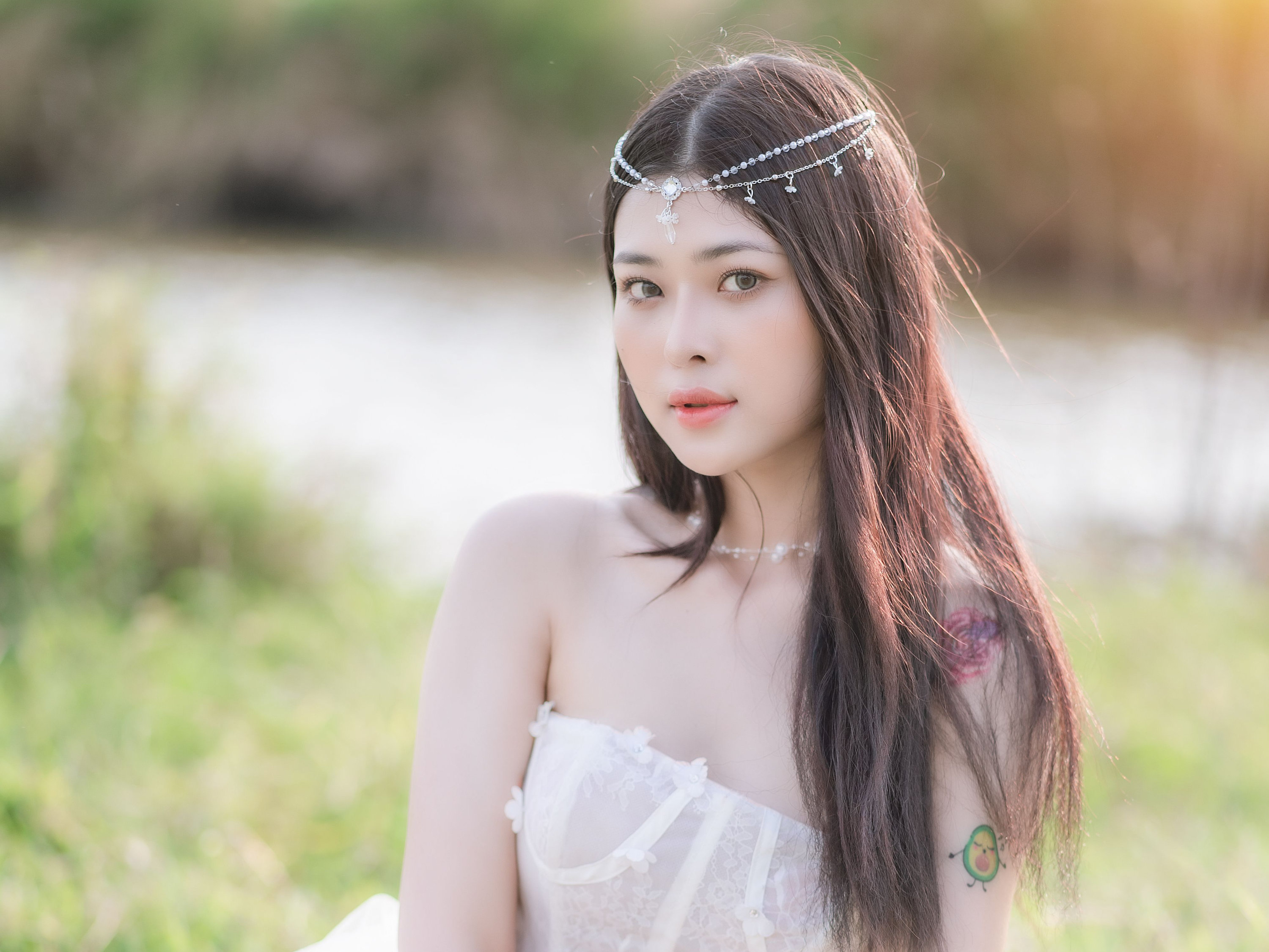 溪边森系写真｜白纱搭配玫瑰，化身林间灵动精灵
