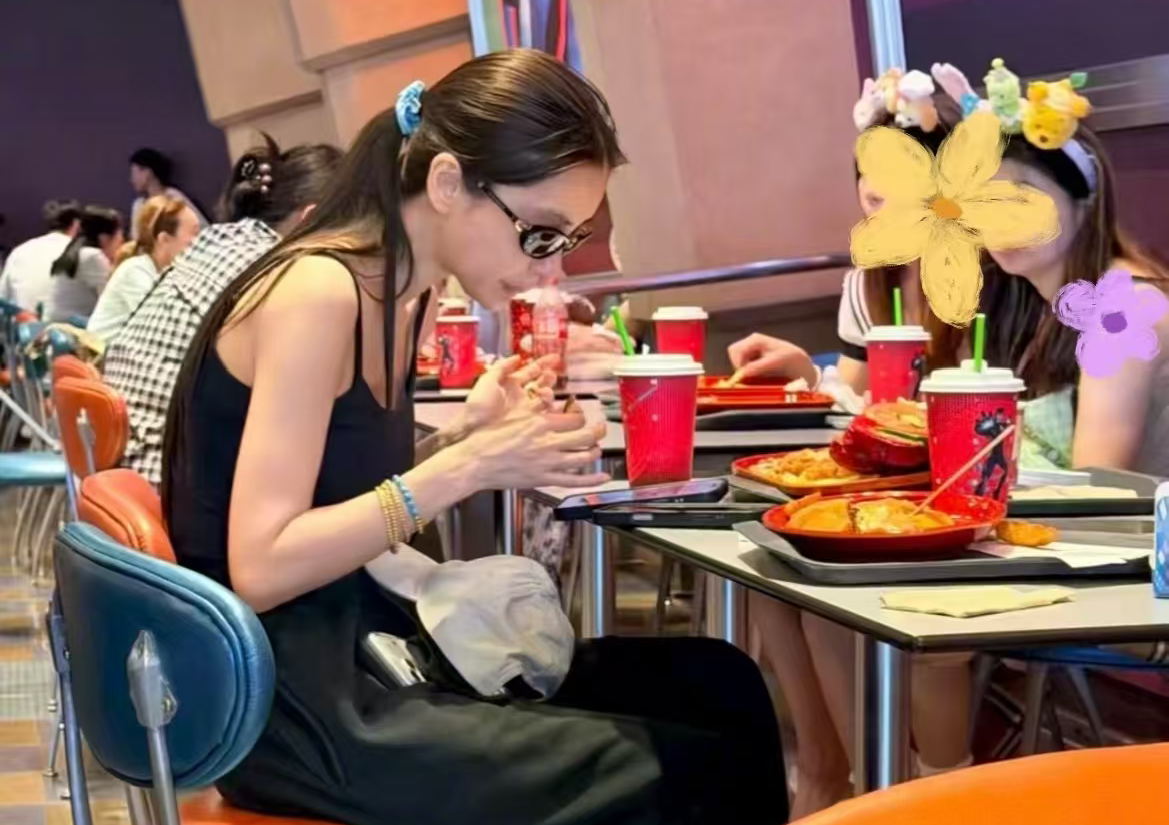 毫无明星架子！Angelababy素颜逛迪士尼，普通宝妈既视感拉满