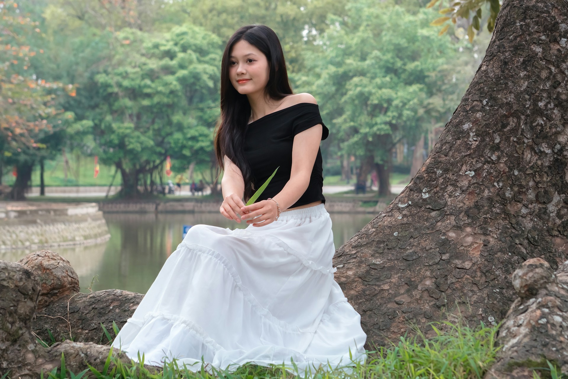 湖畔大树｜温柔长发｜治愈系少女抓拍