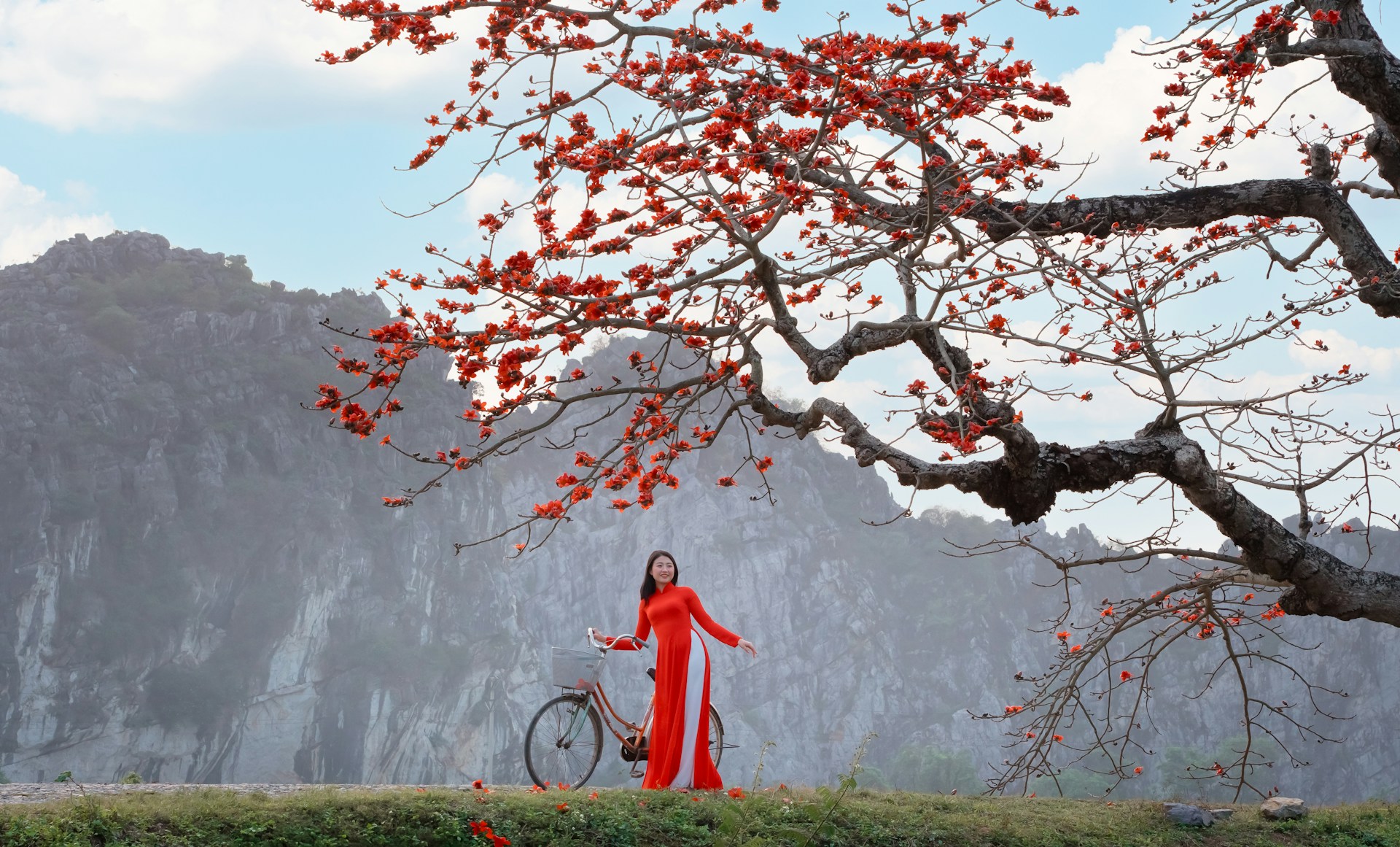 单车与花海｜红衣少女｜山野间的浪漫瞬间