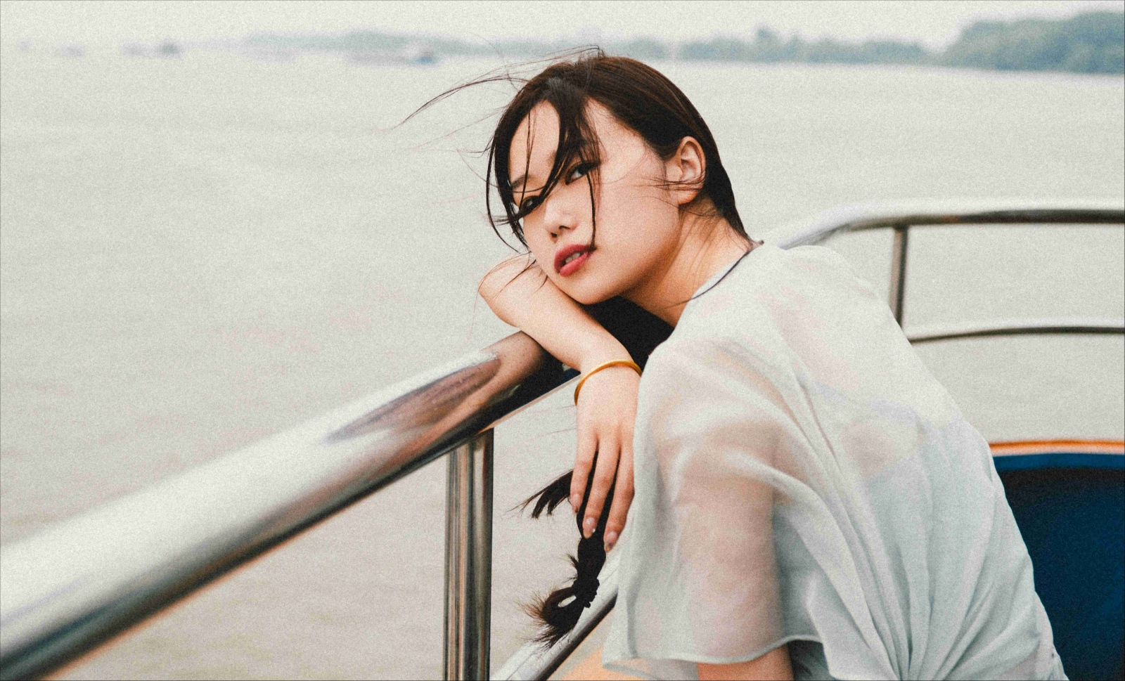 烟雨江南氛围感抓拍｜薄纱白裙倚栏｜自带故事感的清冷女主风