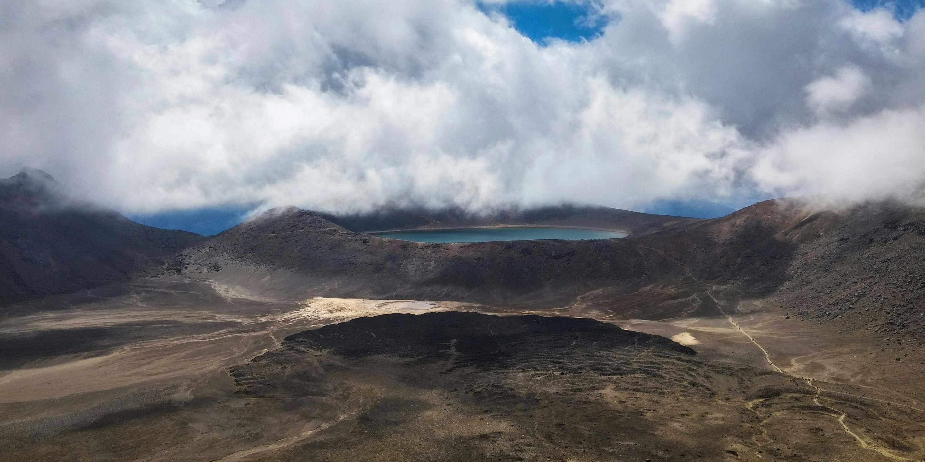 汤加里罗火山秘境｜荒寂火山荒原，藏着几汪翡翠色高山火山湖