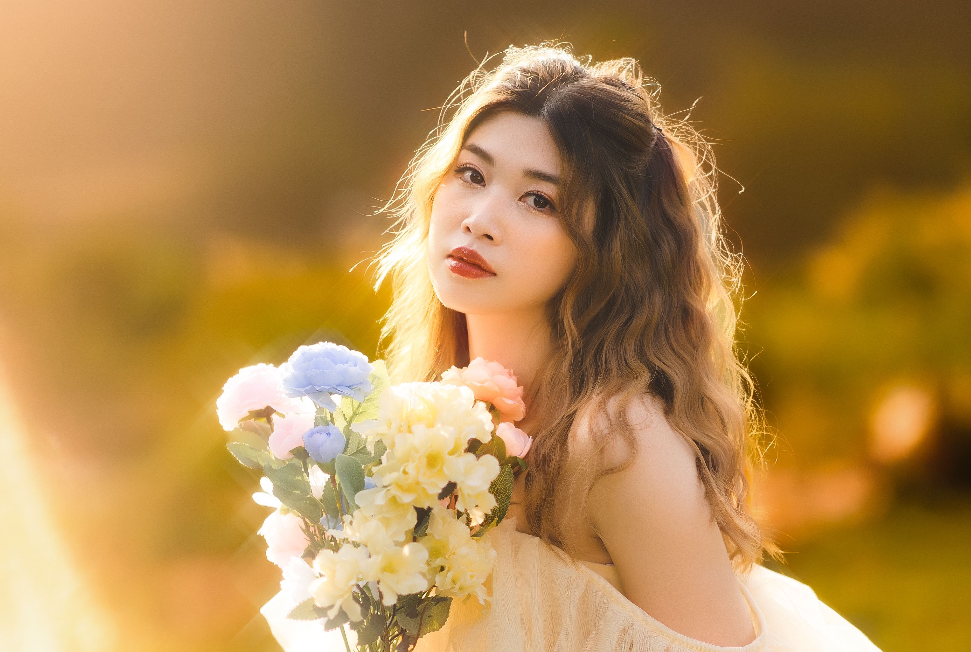 卷发裹暖光 浅纱裙配花束 户外温柔少女随拍