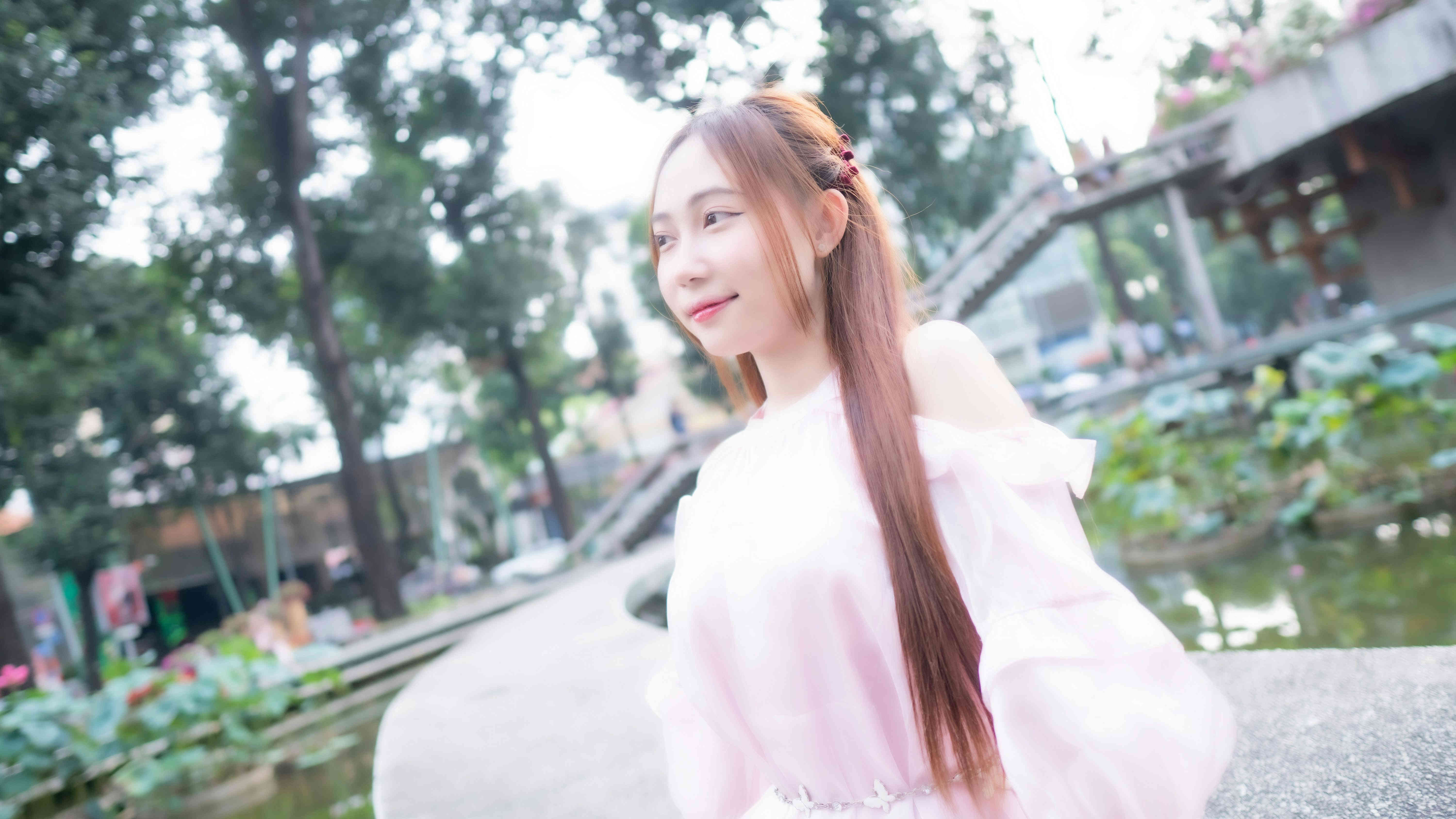 轻薄蛋糕短裙｜闹市绿荫相伴｜温柔甜妹出圈穿搭