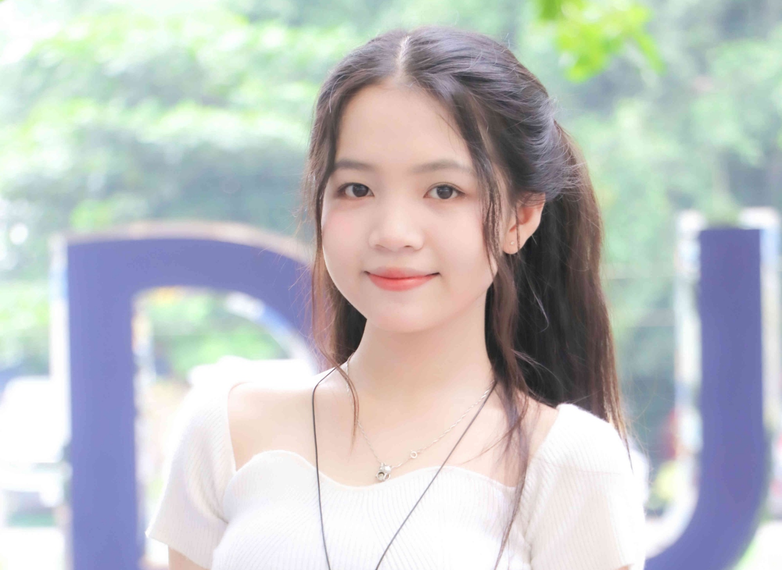 马尾 + 细框眼镜｜邻家少女穿搭｜夏日清爽穿搭范本