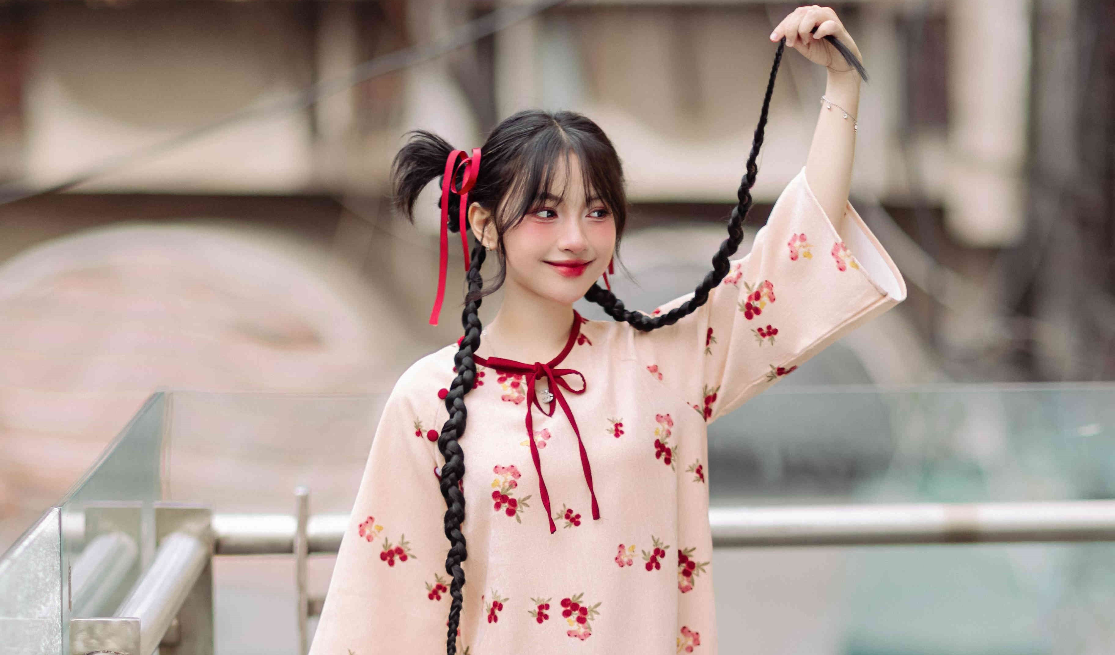 复古街巷虚化杂乱背景，灵动清甜神态，粉红花衣搭配红绳造型氛围感拉满
