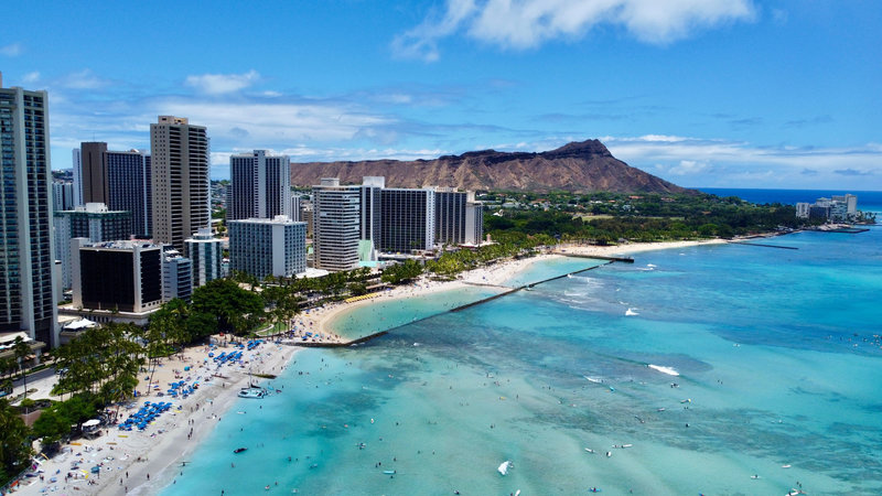滨海城市航拍，渐变碧海沙滩，热带海岸风光大片