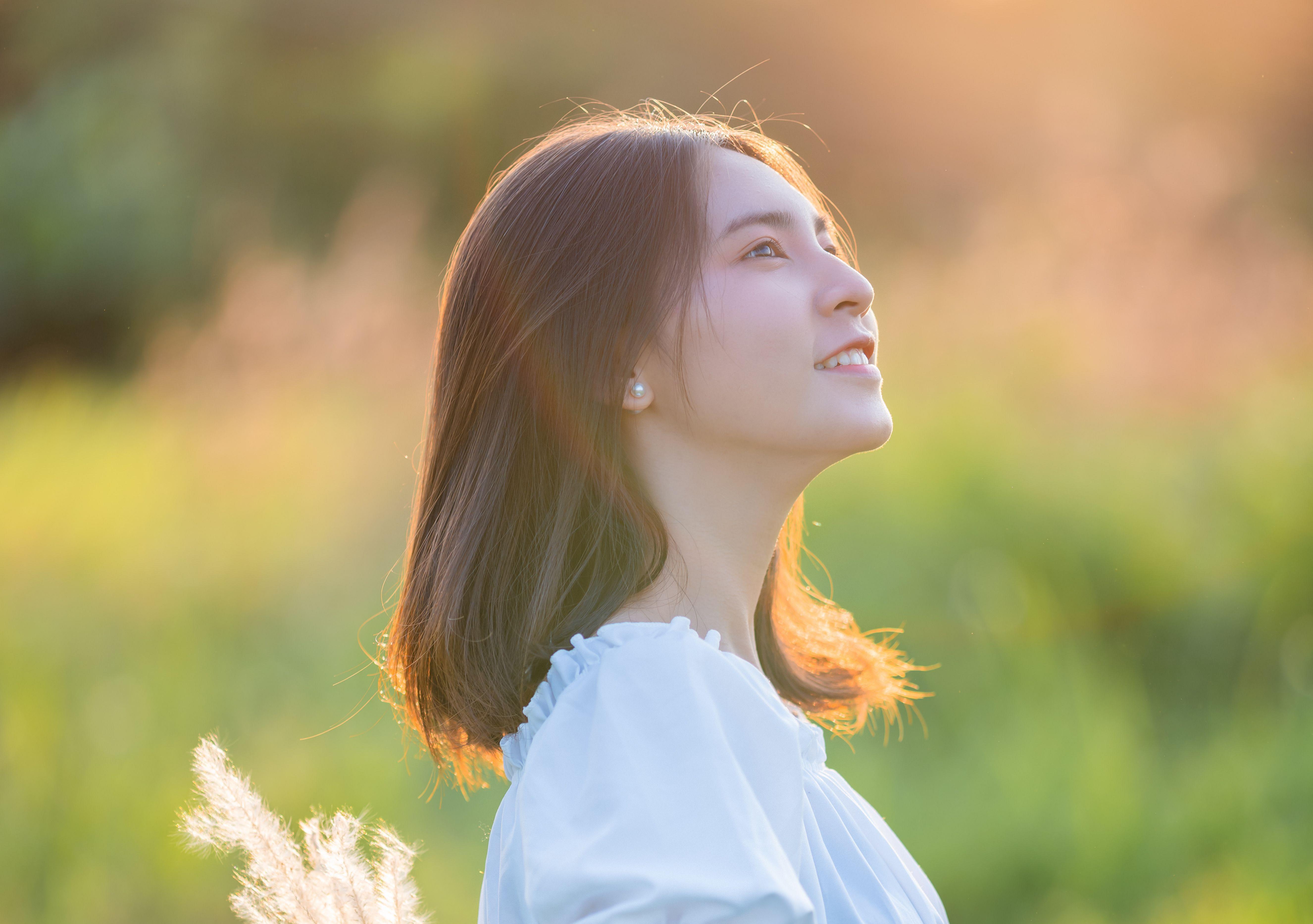 落日柔光｜漫步郊野草地｜把日子过成温柔诗篇