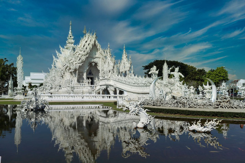 清莱纯白仙境寺庙，满雕龙形建筑超出片