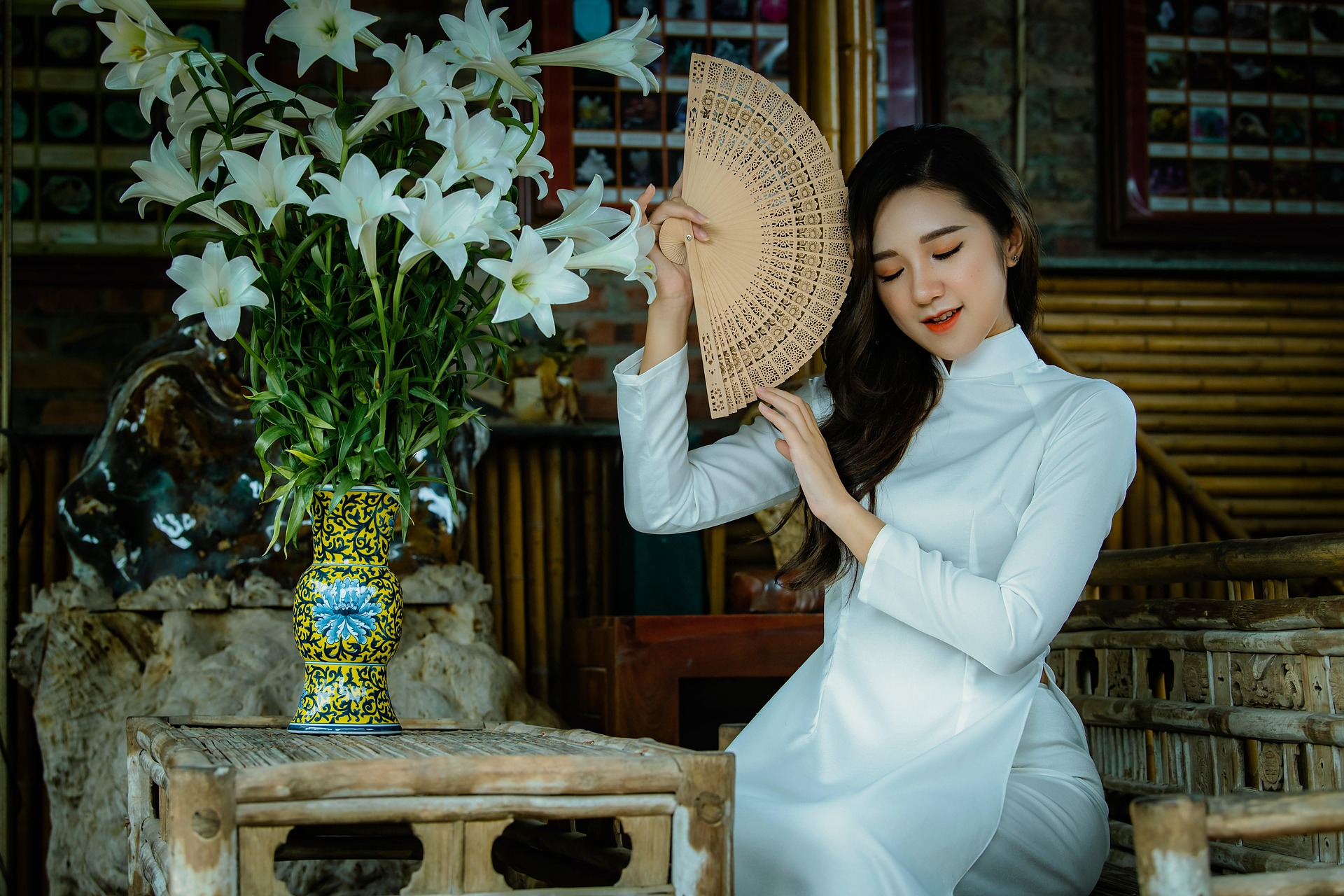 草木古建虚化衬底，温婉柔和神态，长裙清雅干净，自带静谧浪漫东方氛围感