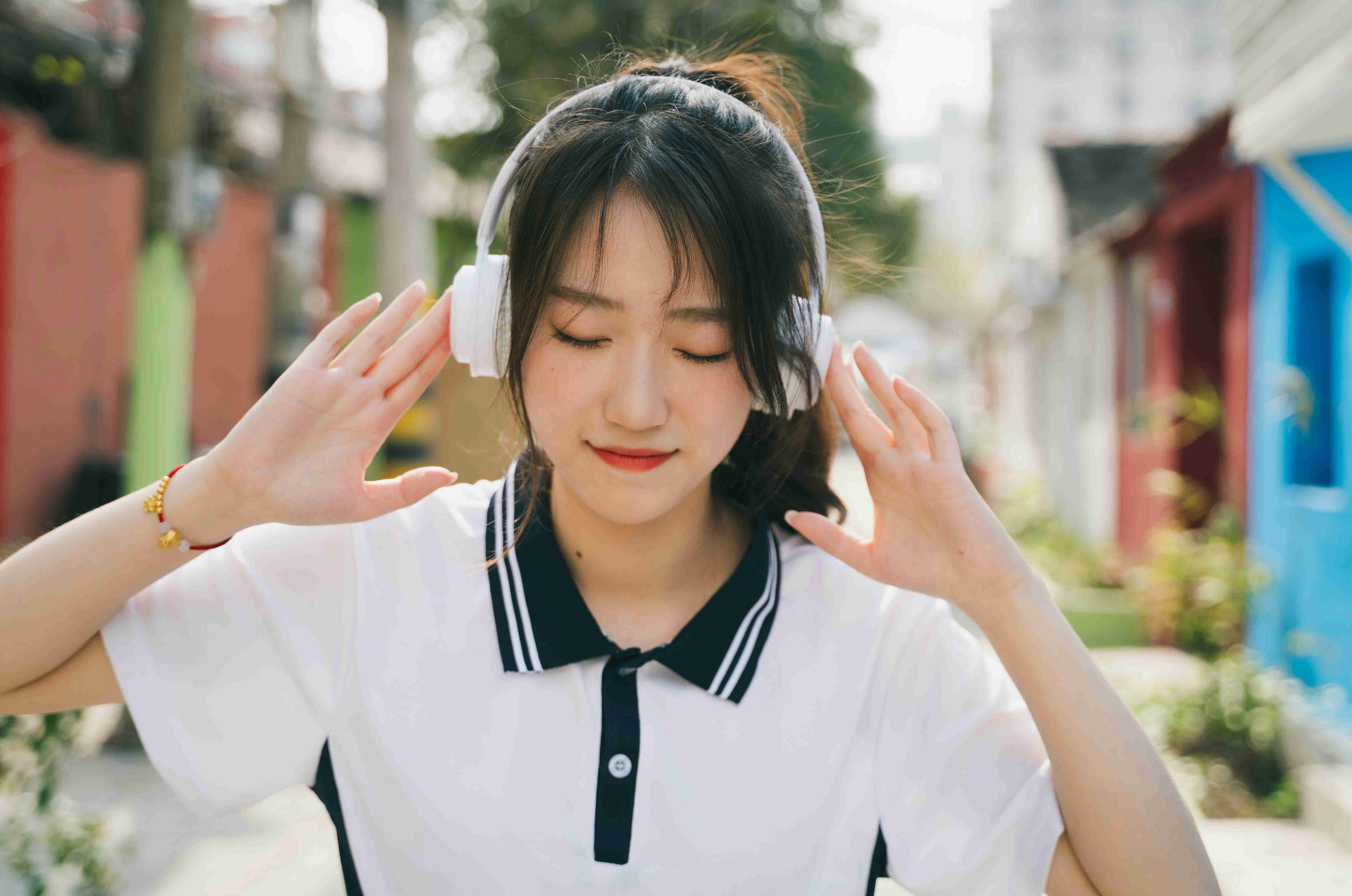 《耳机里的夏天，在草地上漫开》