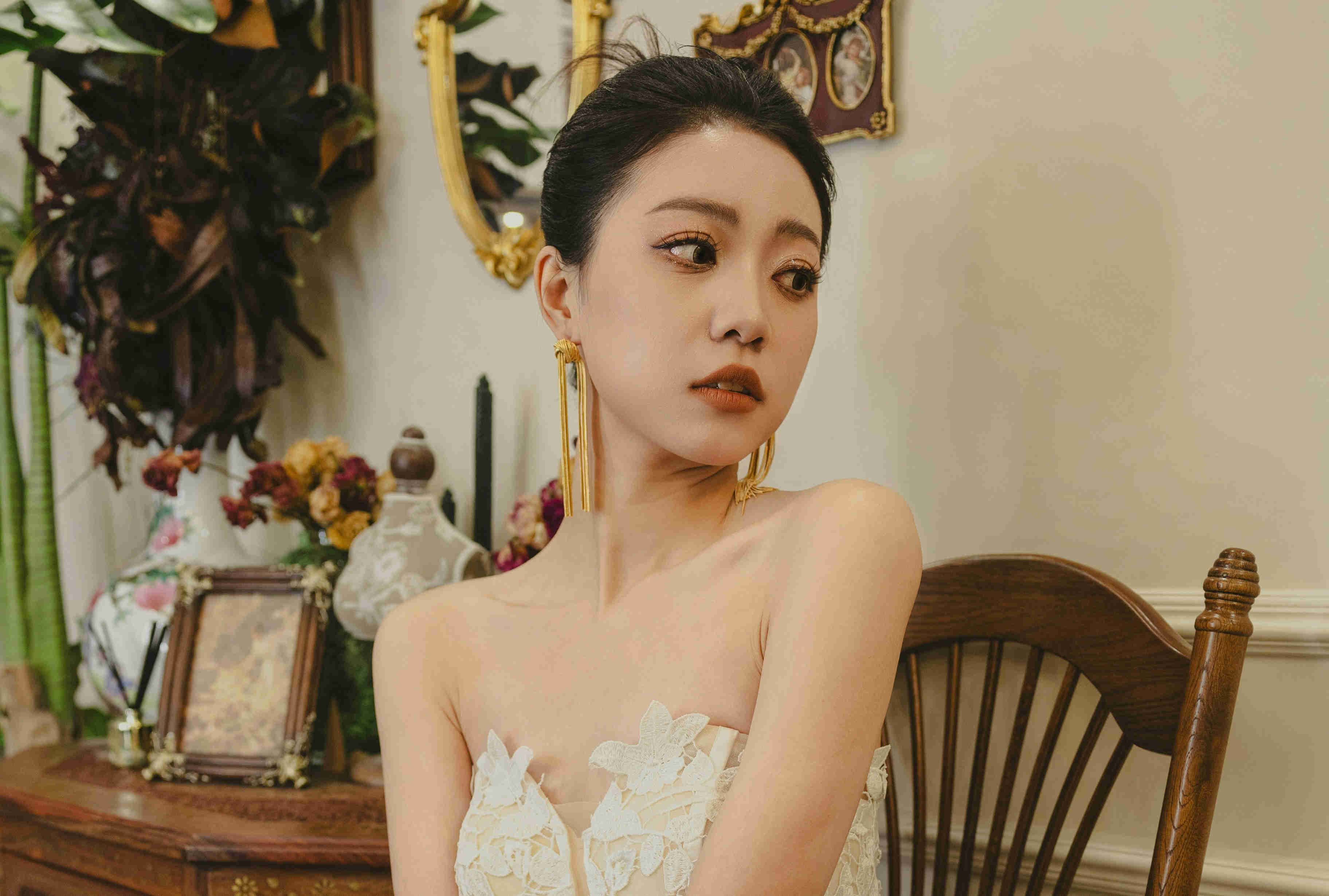 轻复古法式照片｜浮雕蕾丝抹胸婚纱｜背影杀与侧颜杀的优雅瞬间