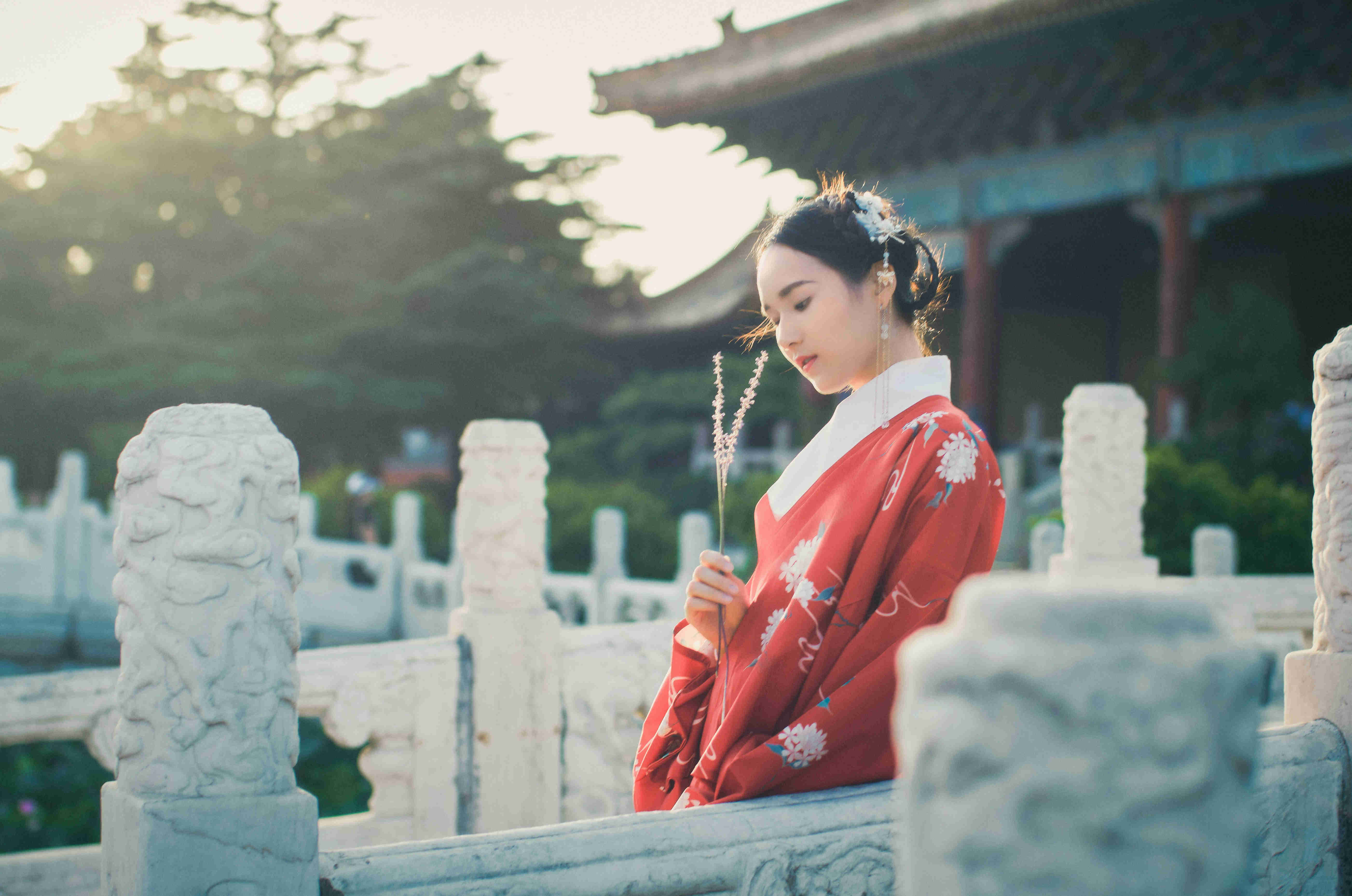 故宫红墙汉服写真｜朱砂红明制汉服｜飞檐石栏下自带古韵的氛围感
