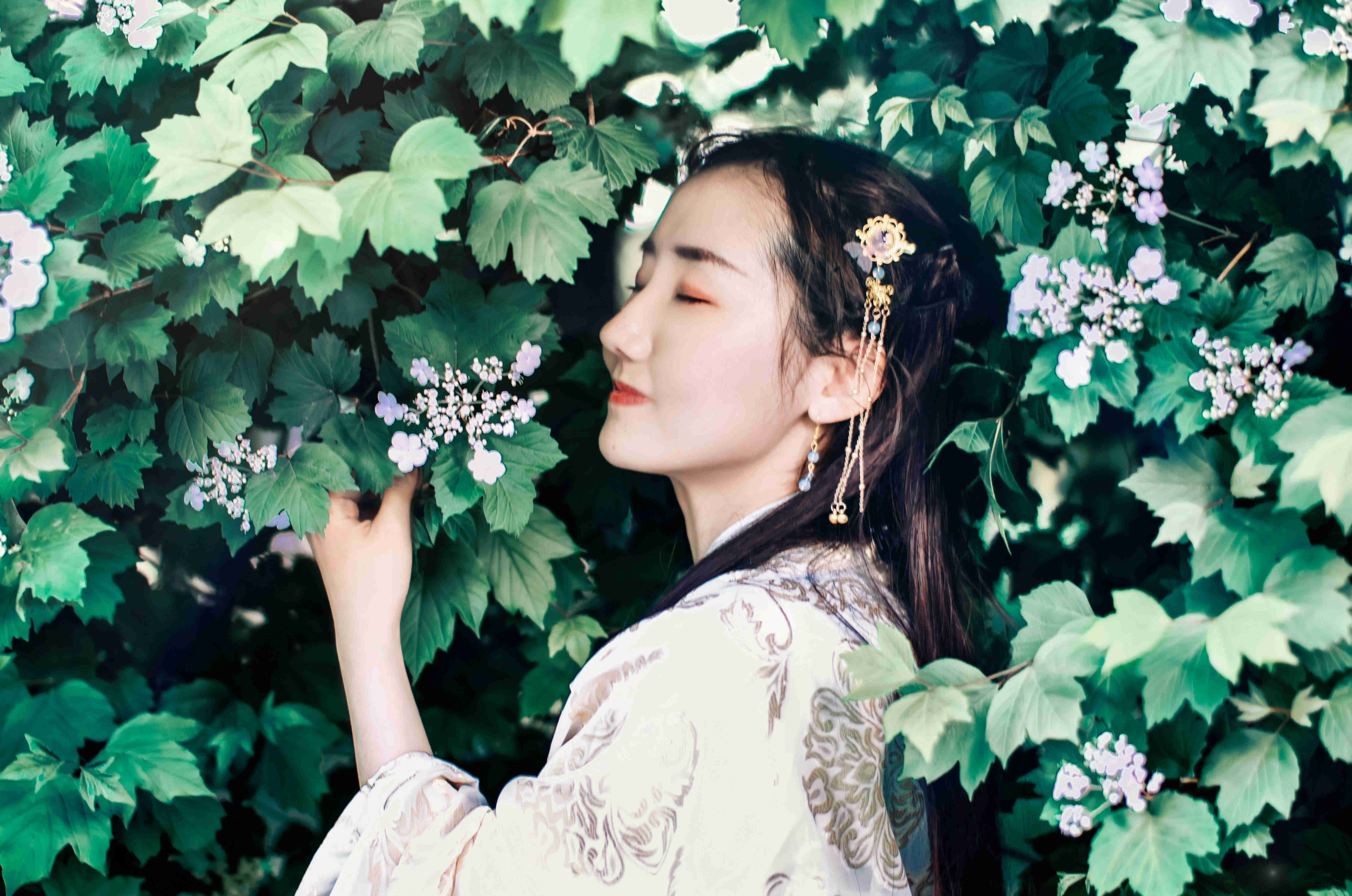 中式园林汉服写真｜浅绿齐胸襦裙 + 宫灯｜亭台花丛里自带仙气的古风大片