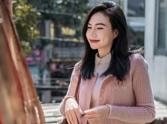 被问爆的温柔穿搭｜粉针织+白裙，通勤约会都适配