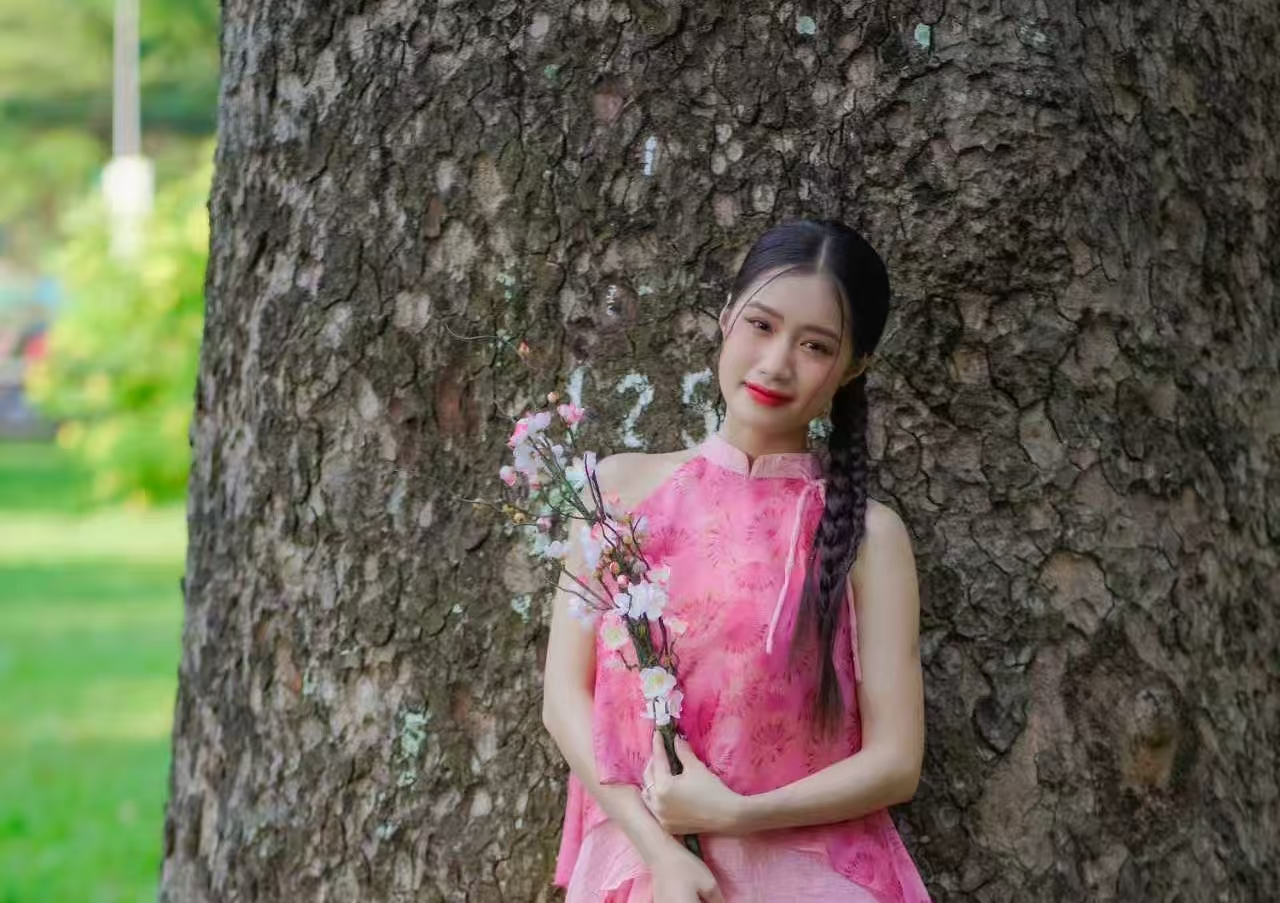 误入绿野秘境，粉衫麻花辫少女太有诗意了