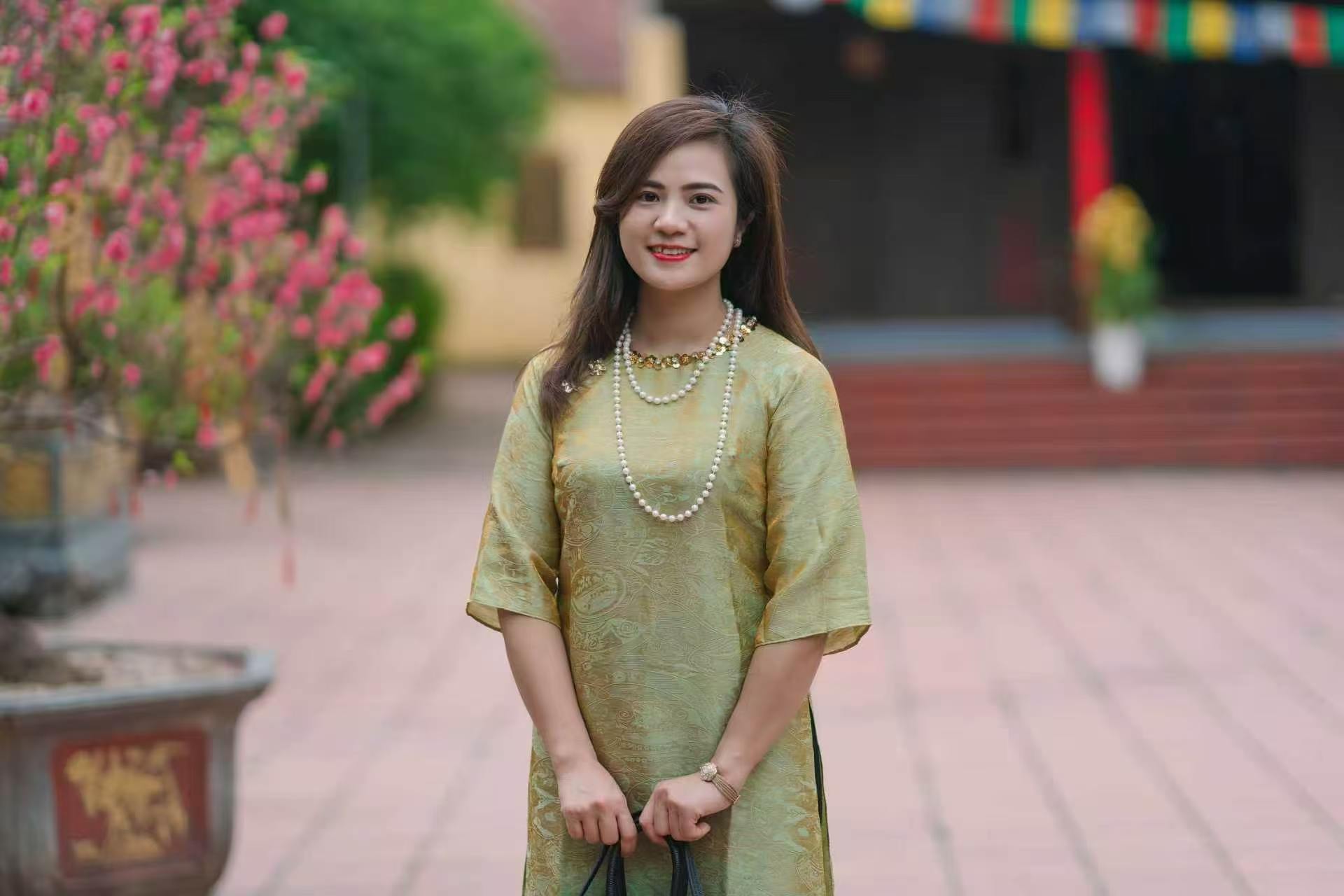 浅绿传统服饰与春日花树同框，把新春的温柔与生机穿在身上