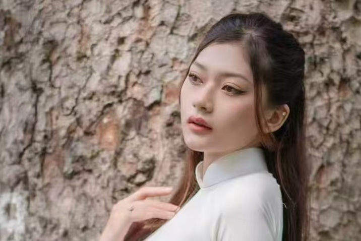 白裙·雏菊·老树｜这件古典长裙凭什么治愈一整个夏天