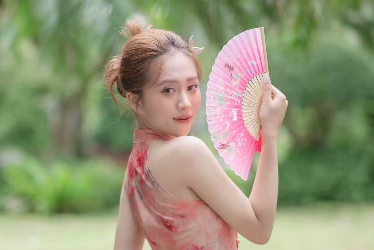 夏日园林怎么拍出国风氛围感？粉印花缎面裙配折扇尽显温婉韵味