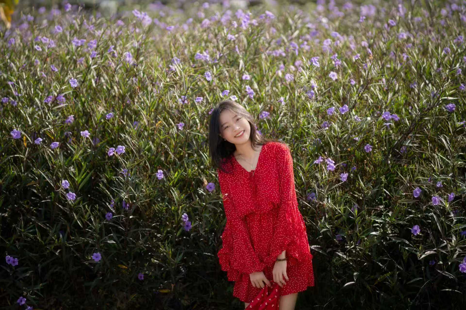 红裙邂逅紫色花海，夏日户外人像如何利用色彩反差拍出氛围感照片？