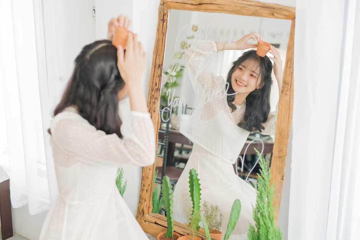 一袭白裙定格细碎美好，治愈系居家照有多出片？