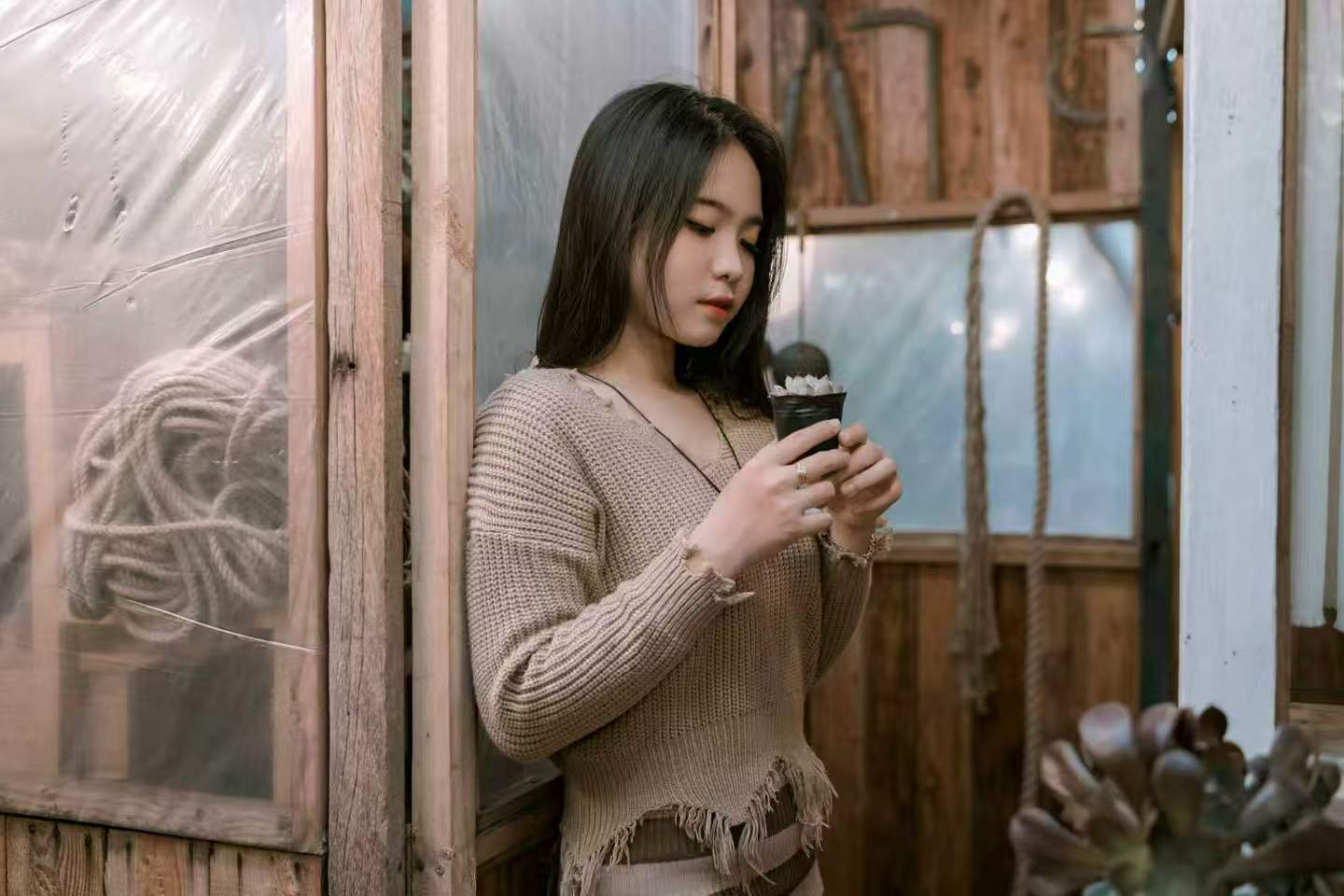 藏在绿植环绕的木屋角落，平凡的瞬间也能定格温柔诗意吗？
