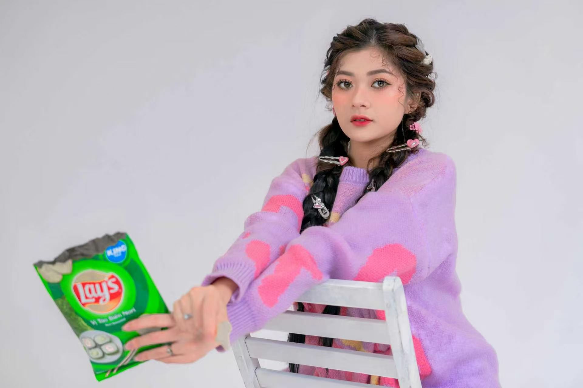 爱心发夹 + 日系零食小道具，怎样拍出元气满满的韩系少女胶片感写真？