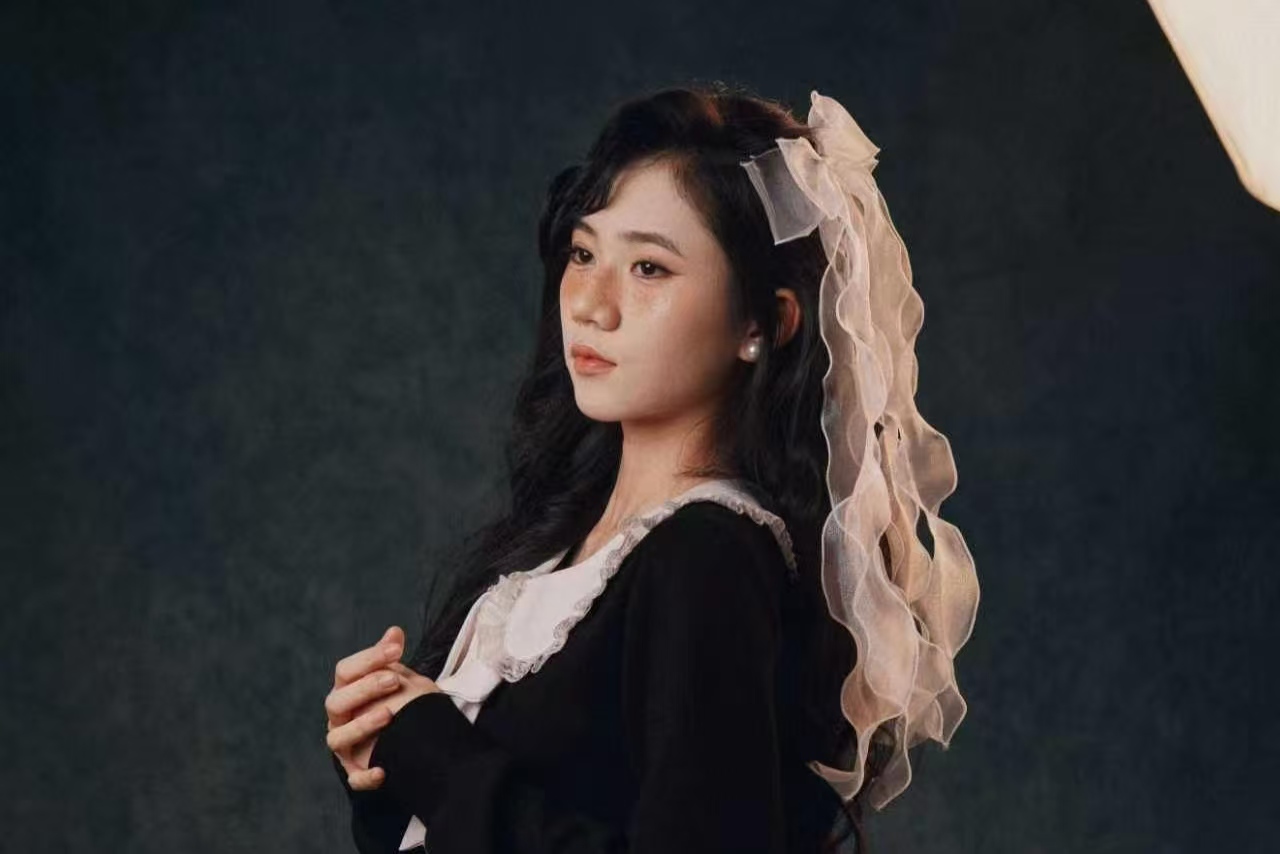 复古肖像写真大火！雀斑妆 + 蕾丝翻领，如何复刻欧式古典少女油画感？